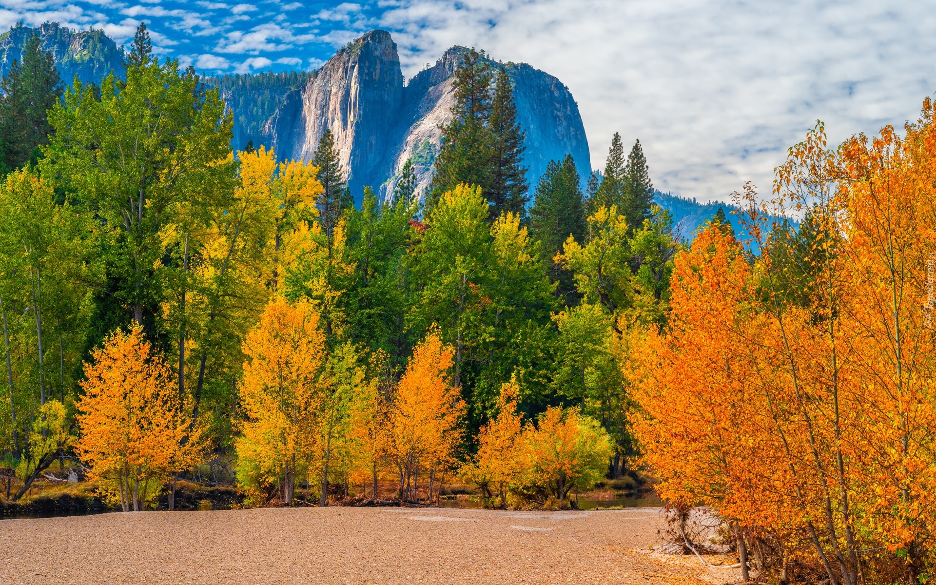 Stany Zjednoczone, Kalifornia, Park Narodowy Yosemite, Jesień, Drzewa, Góry, Chmury