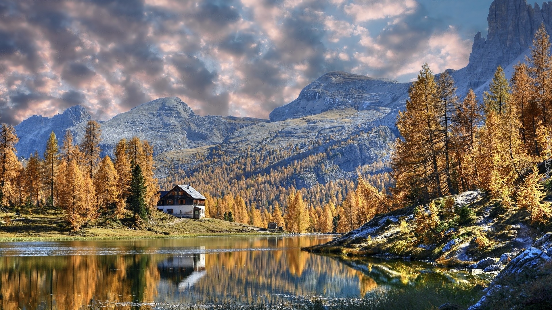 Góry, Dolomity, Jezioro, Lago Federa, Dom, Schronisko, Jesień, Drzewa, Modrzewie, Odbicie, Włochy