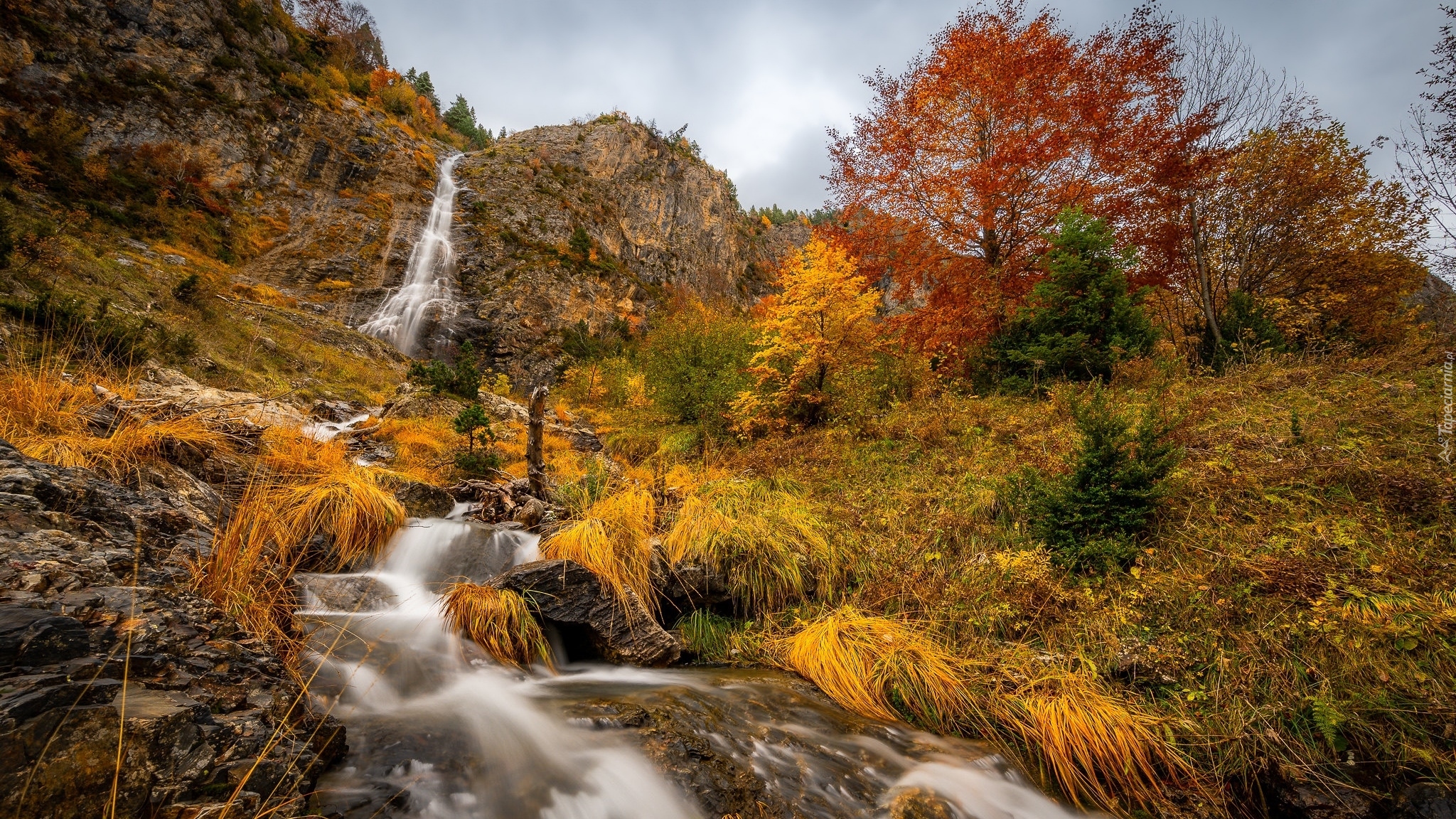 Jesień, Skały, Wodospad, Rzeka, Drzewa, Trawa