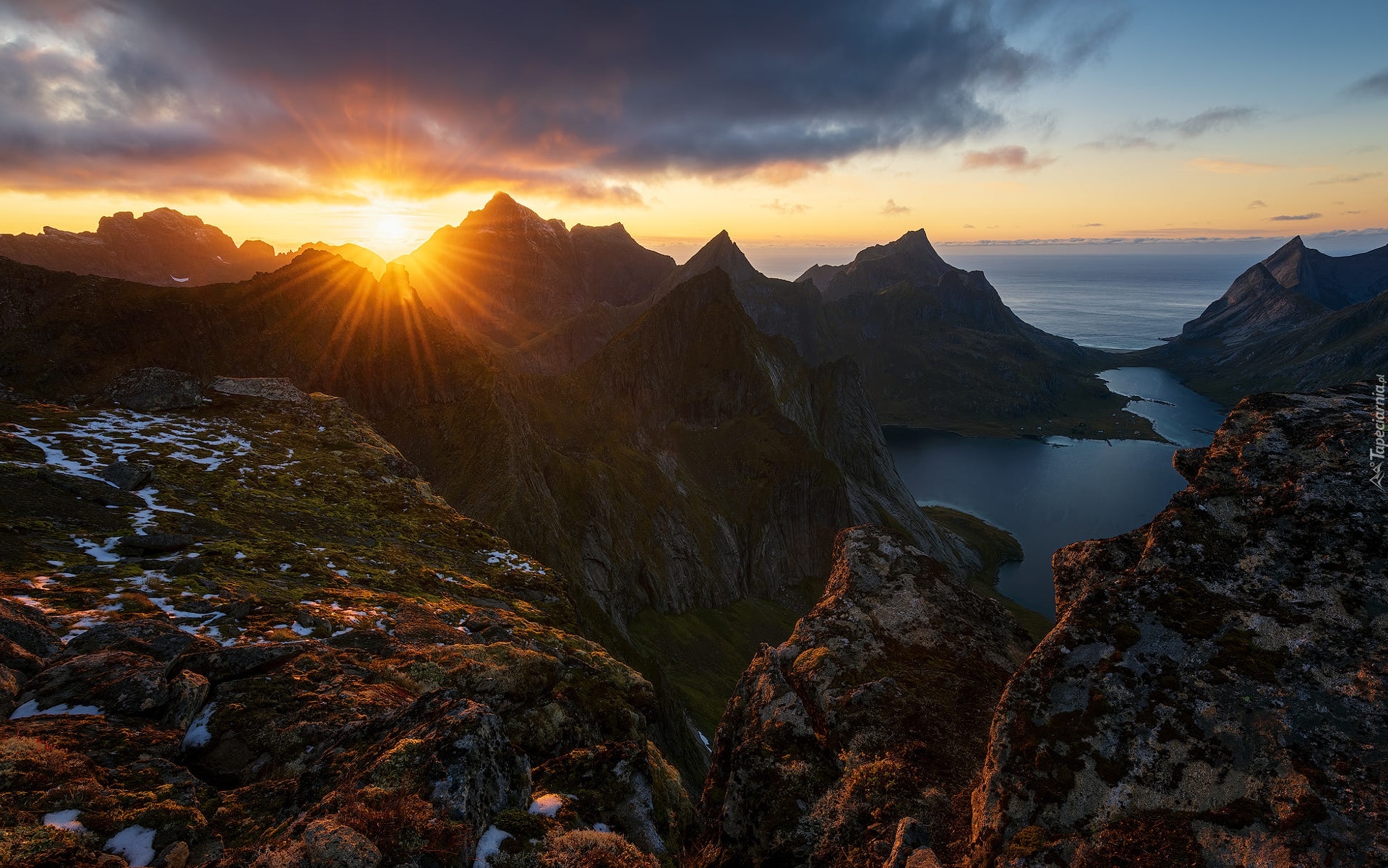 Norwegia, Morze, Lofoty, Góry, Zachód słońca, Chmury, Promienie słońca