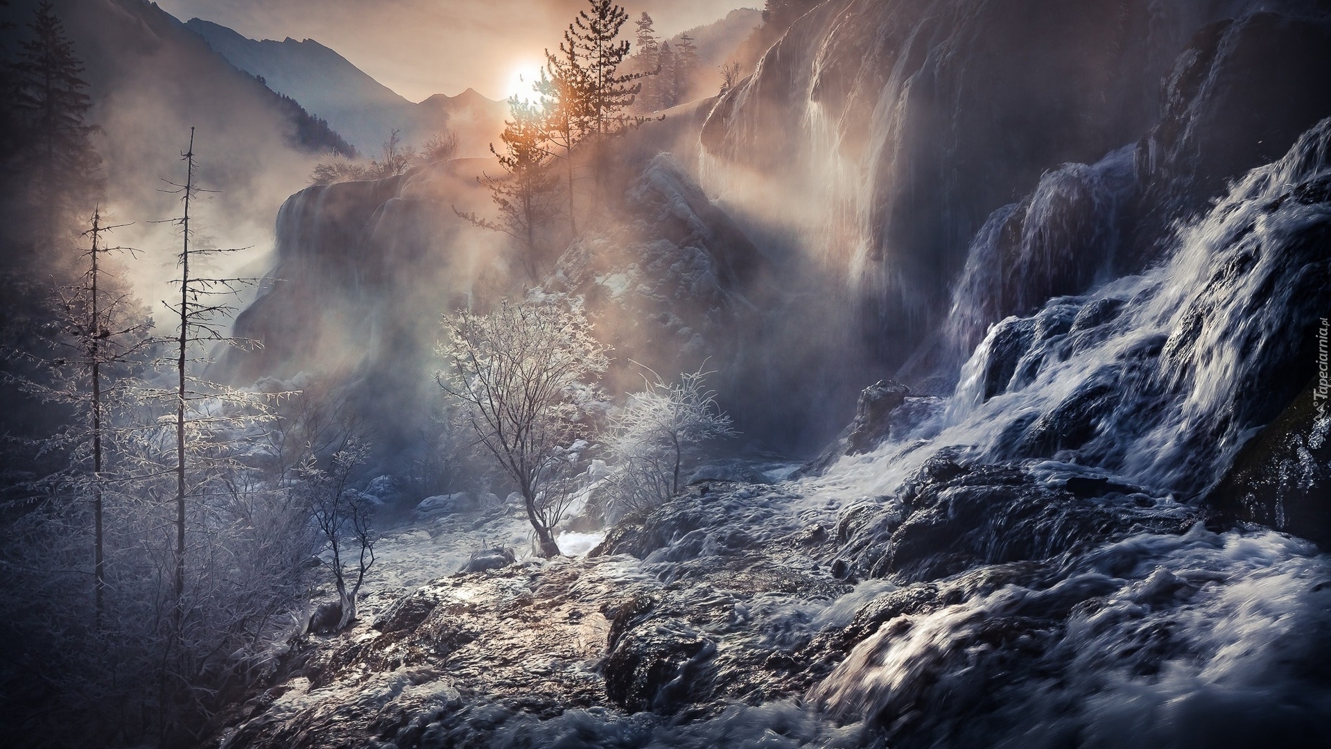Góry, Wodospad, Promienie słońca, Drzewa