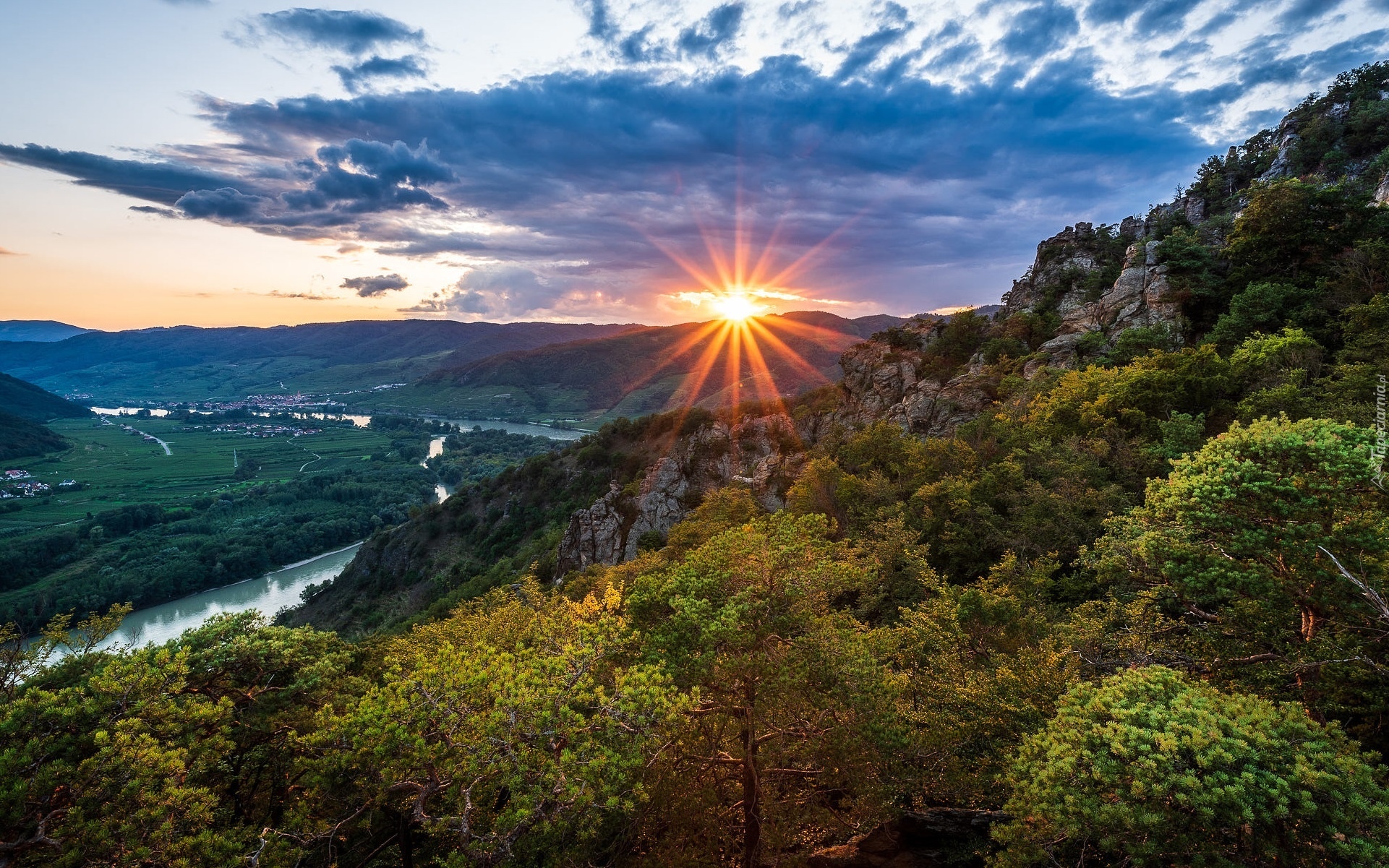 Góry, Rzeka Dunaj, Dolina Wachau, Drzewa, Krzewy, Promienie, Zachód słońca, Chmury, Austria