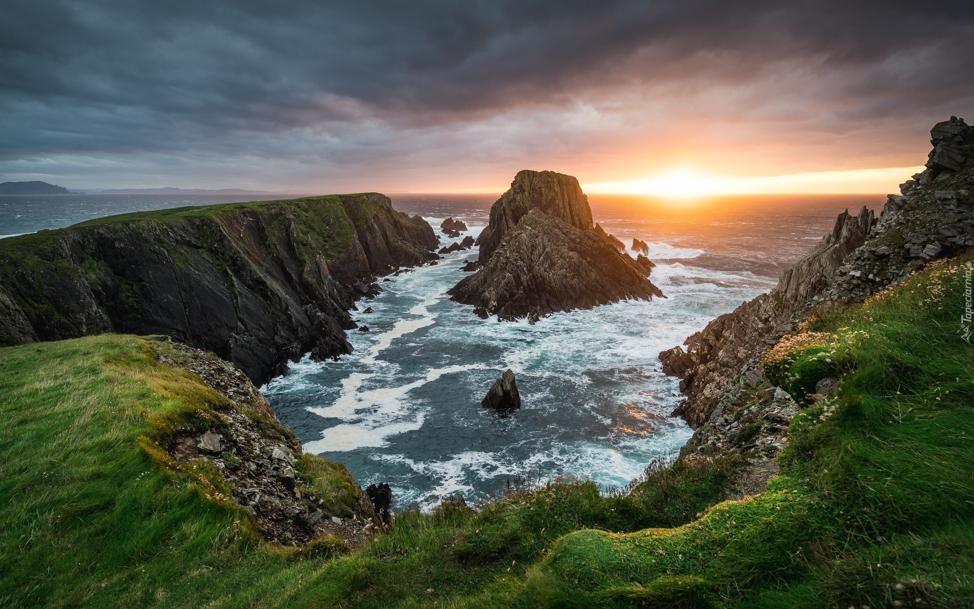 Zachód słońca, Chmury, Morze, Skały, Hrabstwo Donegal, Przylądek Malin Head, Irlandia
