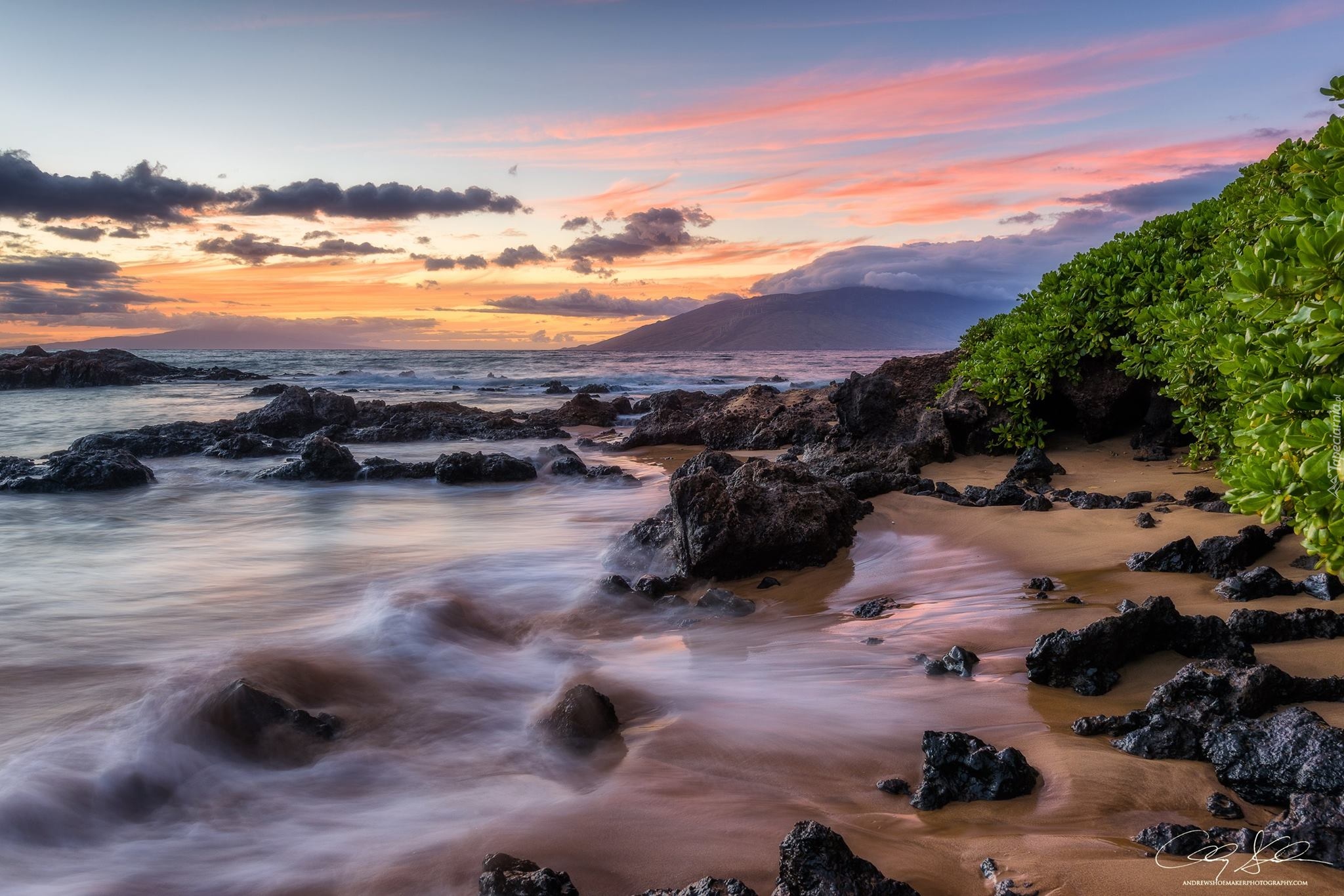 Hawaje, Wyspa Maui, Morze, Zachód słońca, Chmury, Roślinność,  Kamienie