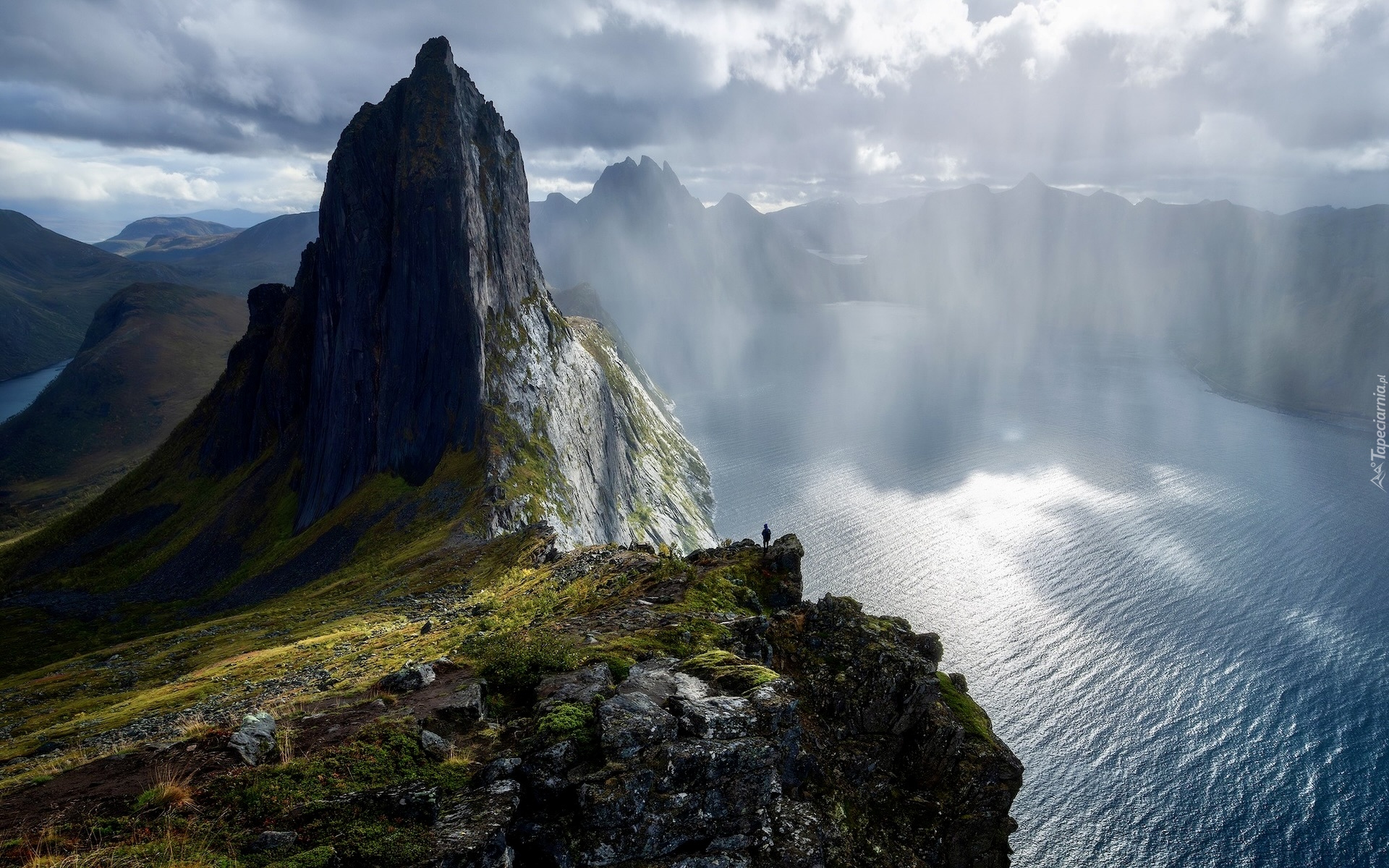 Norwegia, Senja, Morze, Góra, Segla, Przebijające światło, Chmury
