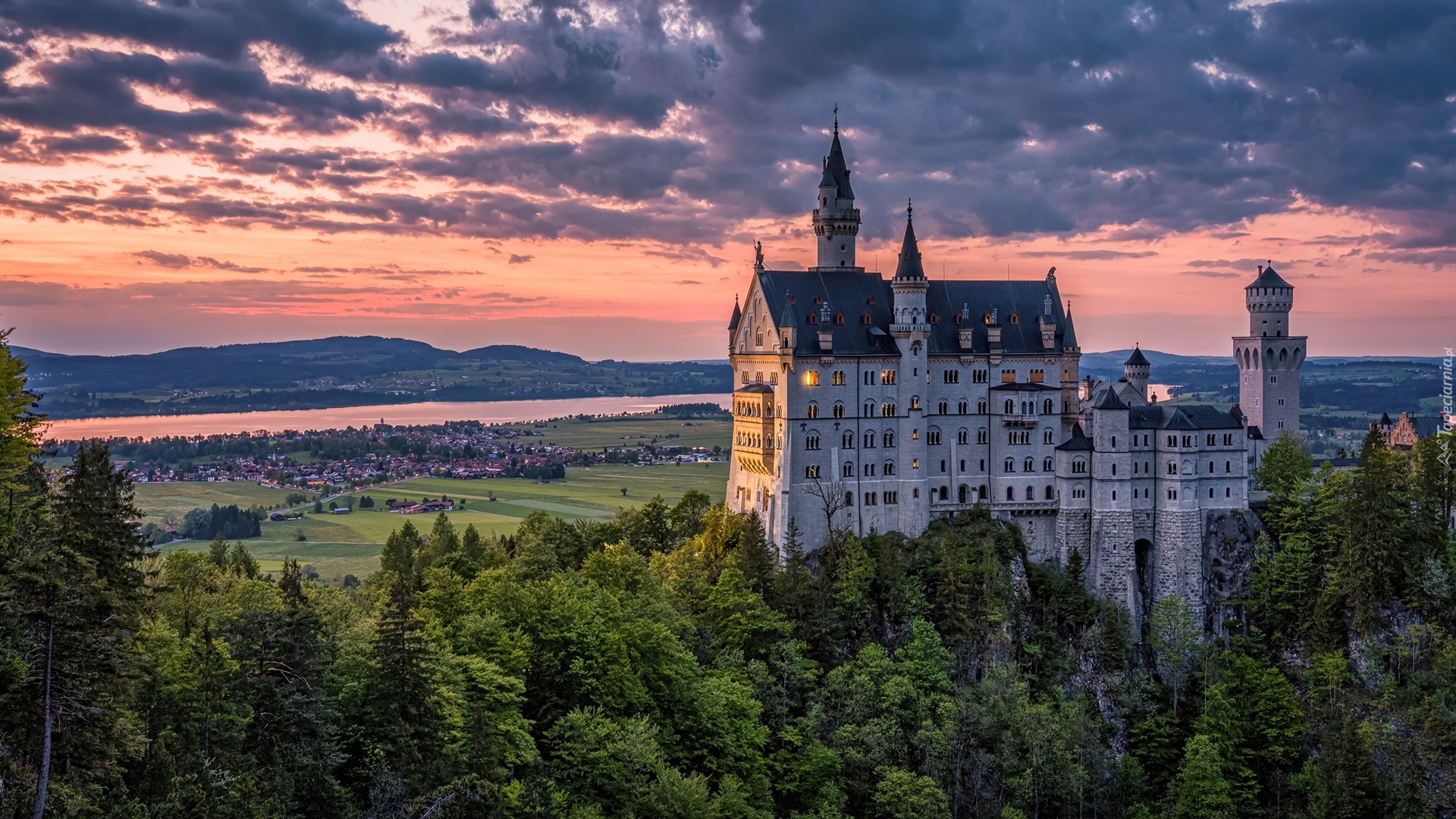 Niemcy, Bawaria, Zamek Neuschwanstein, Drzewa, Wzgórza, Zachód słońca, Chmury