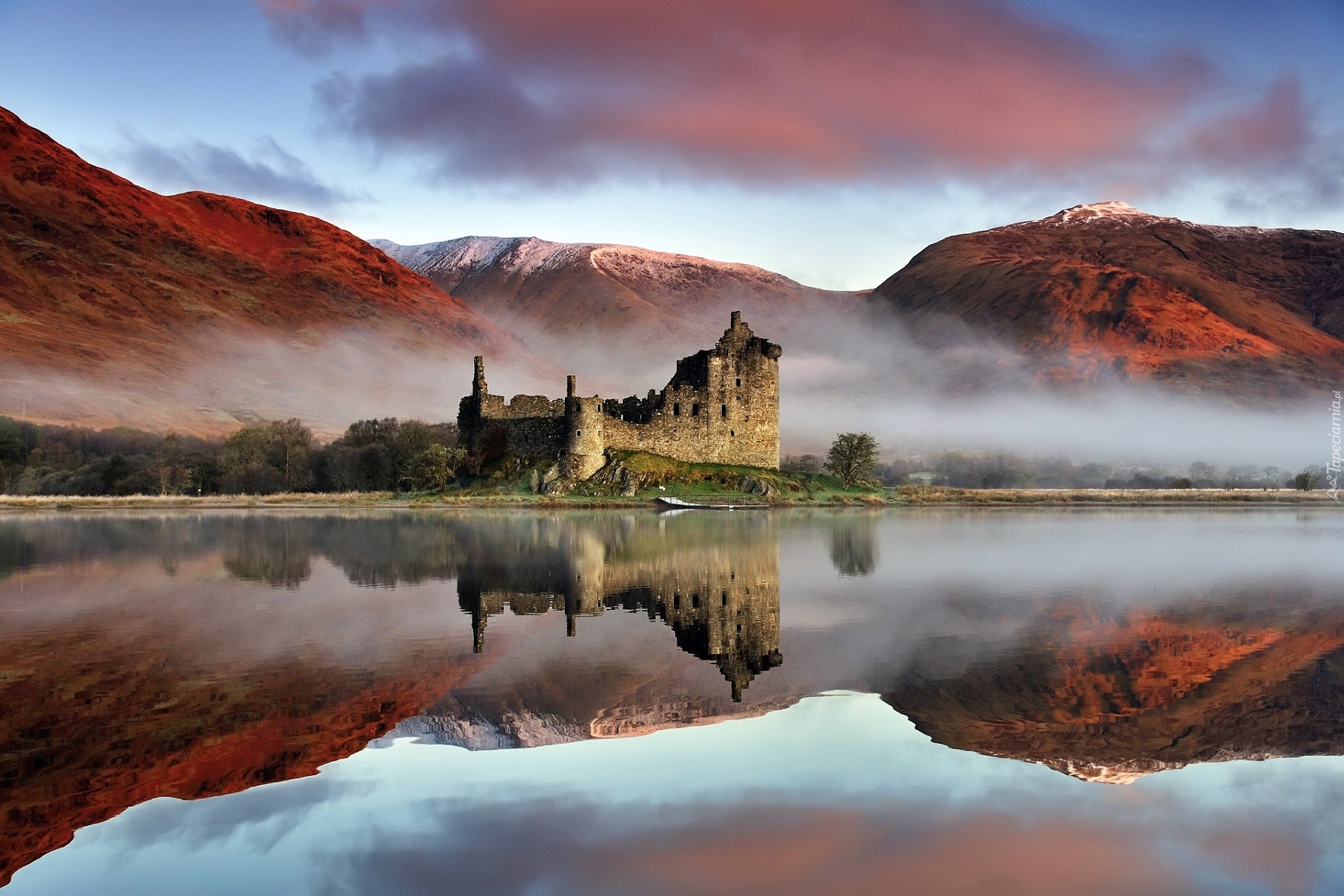 Wielka Brytania, Szkocja, Hrabstwo Argyll and Bute, Jezioro Loch Awe, Zamek Kilchurn, Ruiny, Góry, Mgła, Drzewa