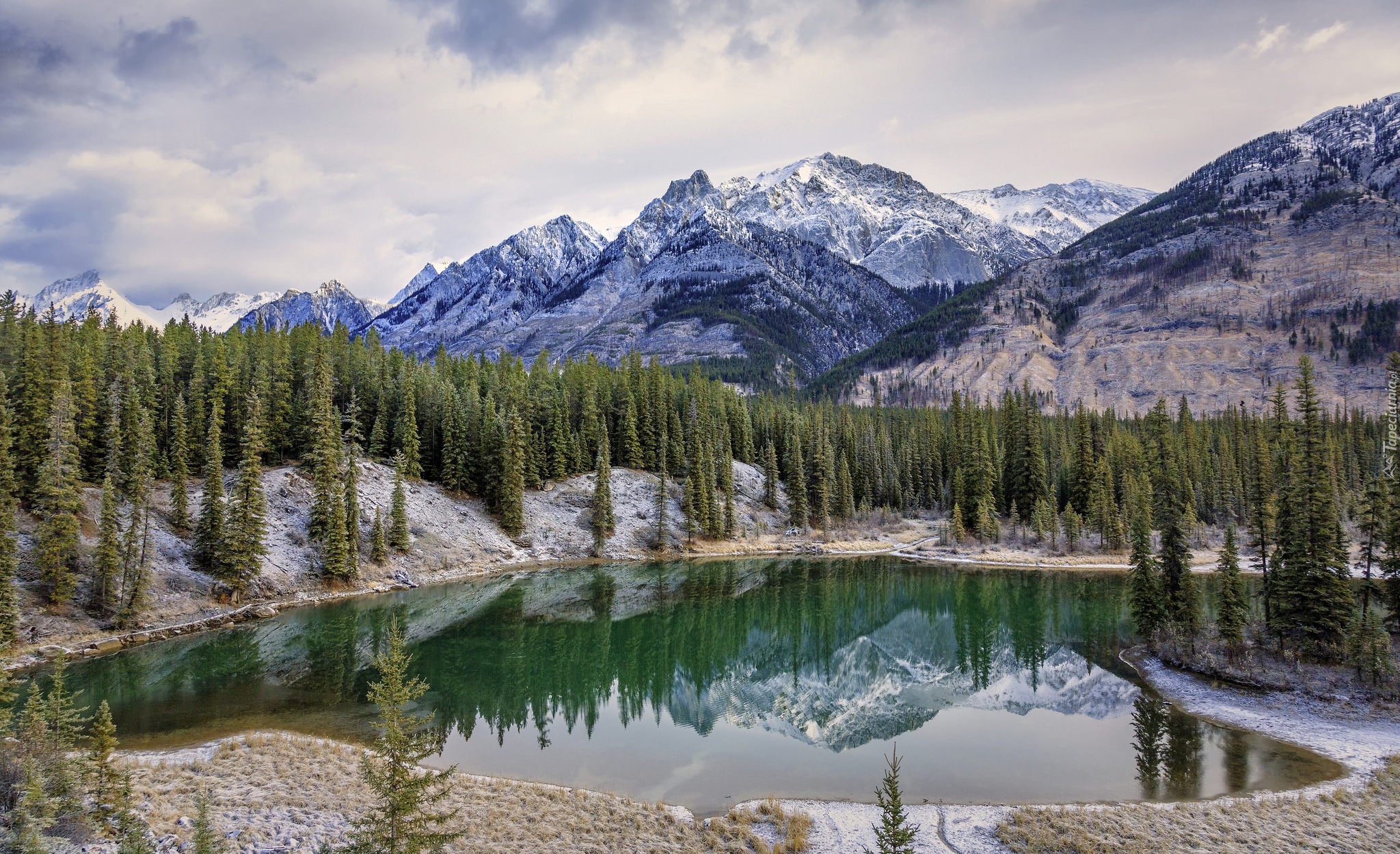 Park Narodowy Banff, Prowincja Alberta, Kanada, Góry Canadian Rockies, Las, Rzeka Bow River, Chmury