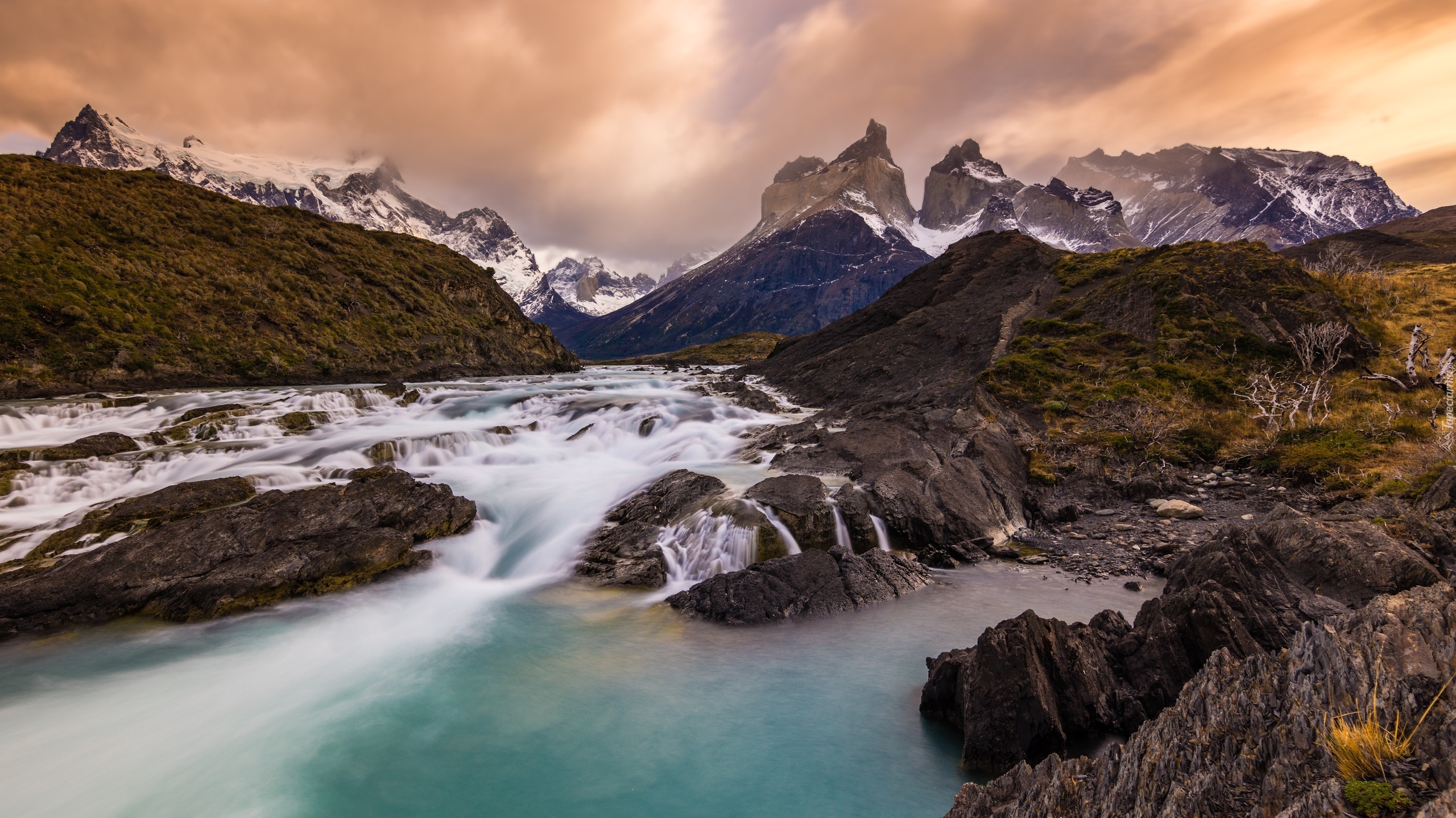 Park Narodowy Torres del Paine, Góry Cordillera del Paine, Patagonia, Chile, Rzeka, Chmury