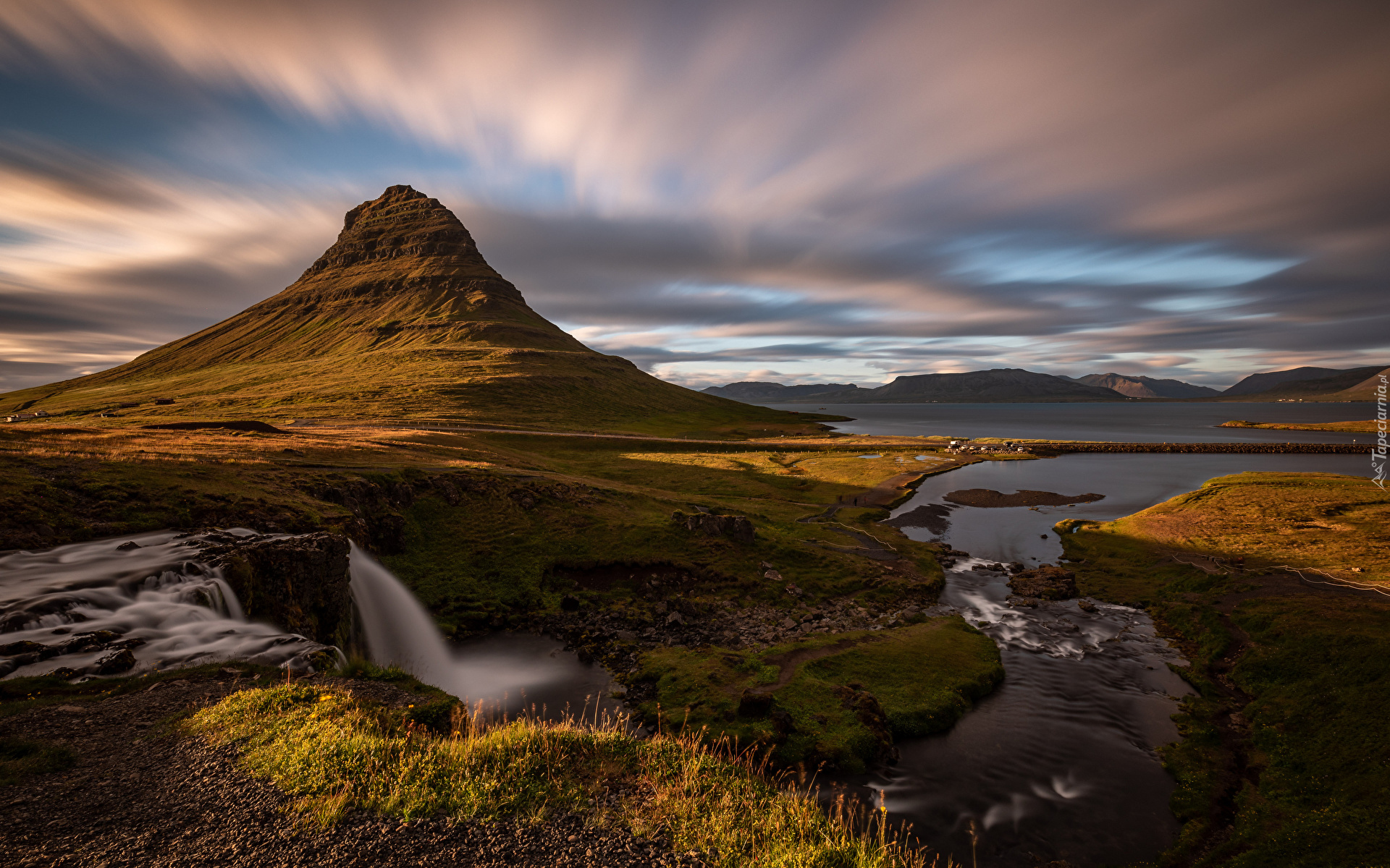 Islandia, Góra Kirkjufell, Rzeka, Trawa, Chmury, Wodospad Kirkjufellsfoss