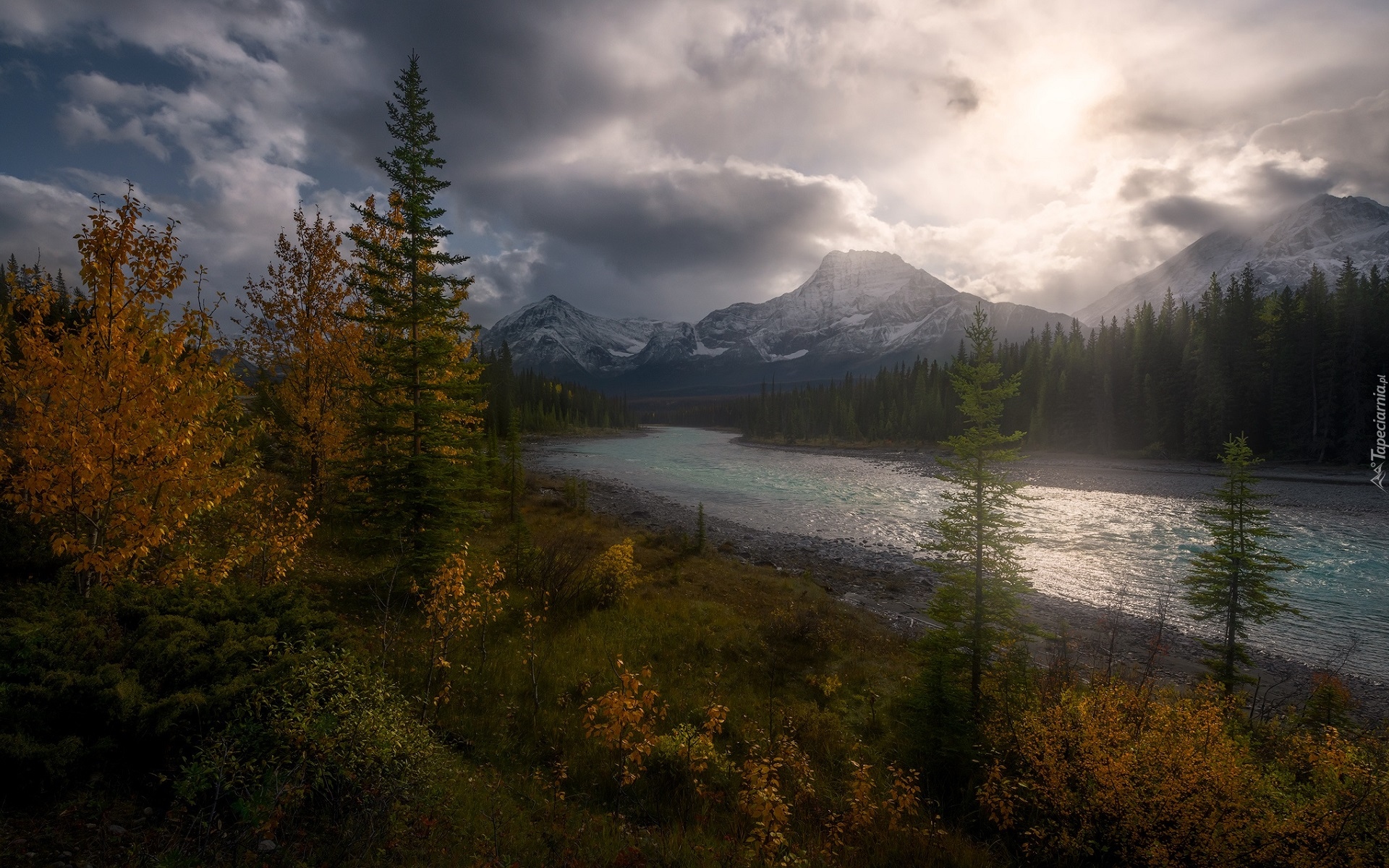 Kanada, Prowincja Alberta, Park Narodowy Jasper, Góry Skaliste, Rzeka, Miette River, Drzewa, Jesień, Ciemne, Chmury