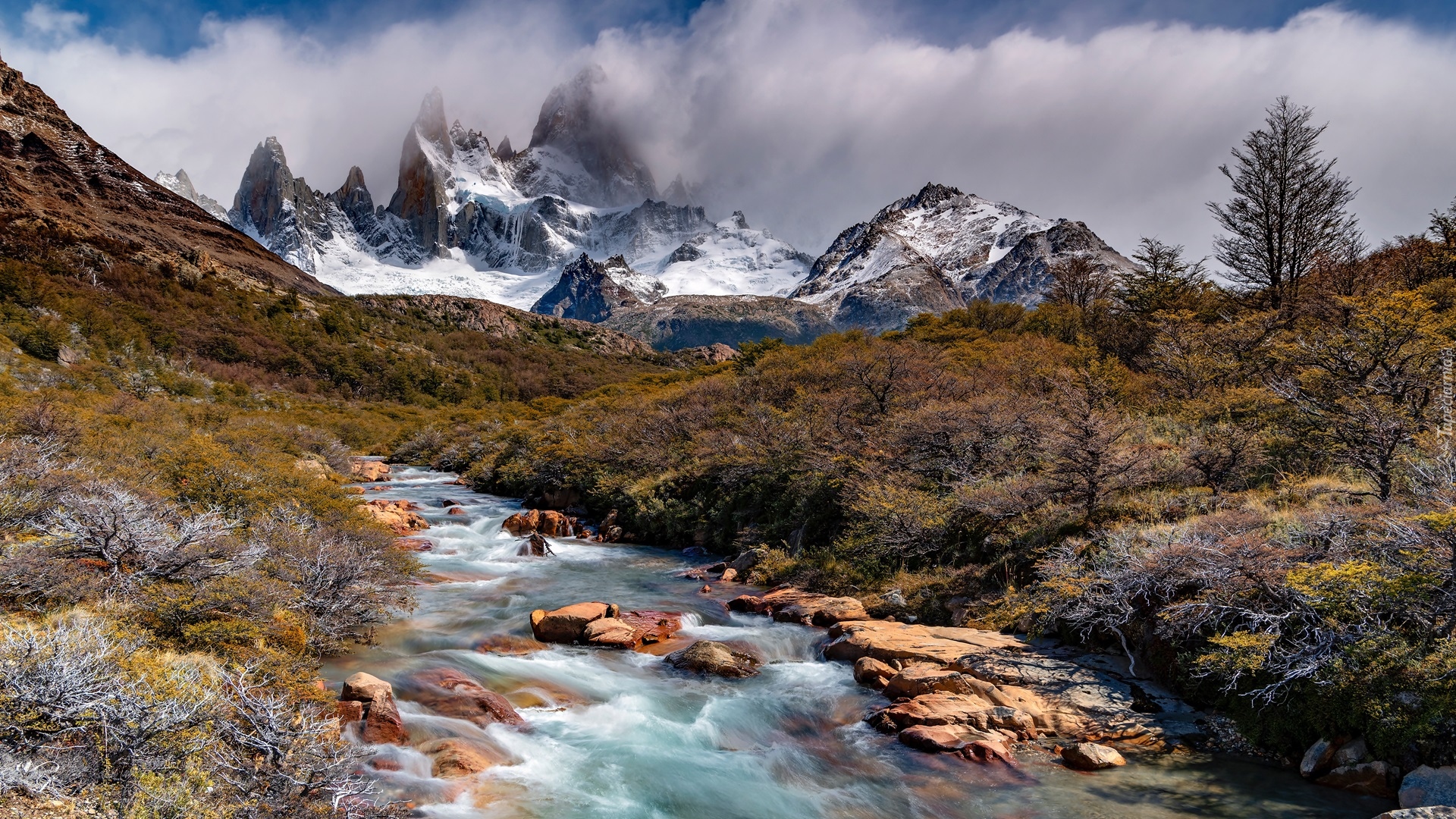 Góry Andy, Szczyt Fitz Roy, Rzeka, Kamienie, Drzewa, Roślinność, Chmury, Patagonia, Argentyna