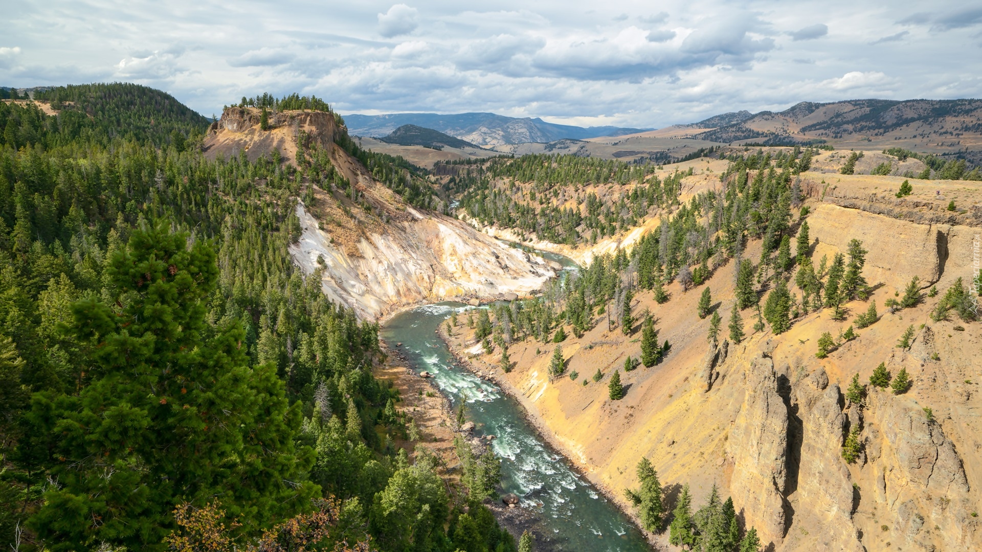 Park Narodowy Yellowstone, Rzeka Yellowstone, Drzewa, Las, Góry, Chmury, Stan Wyoming, Stany Zjednoczone
