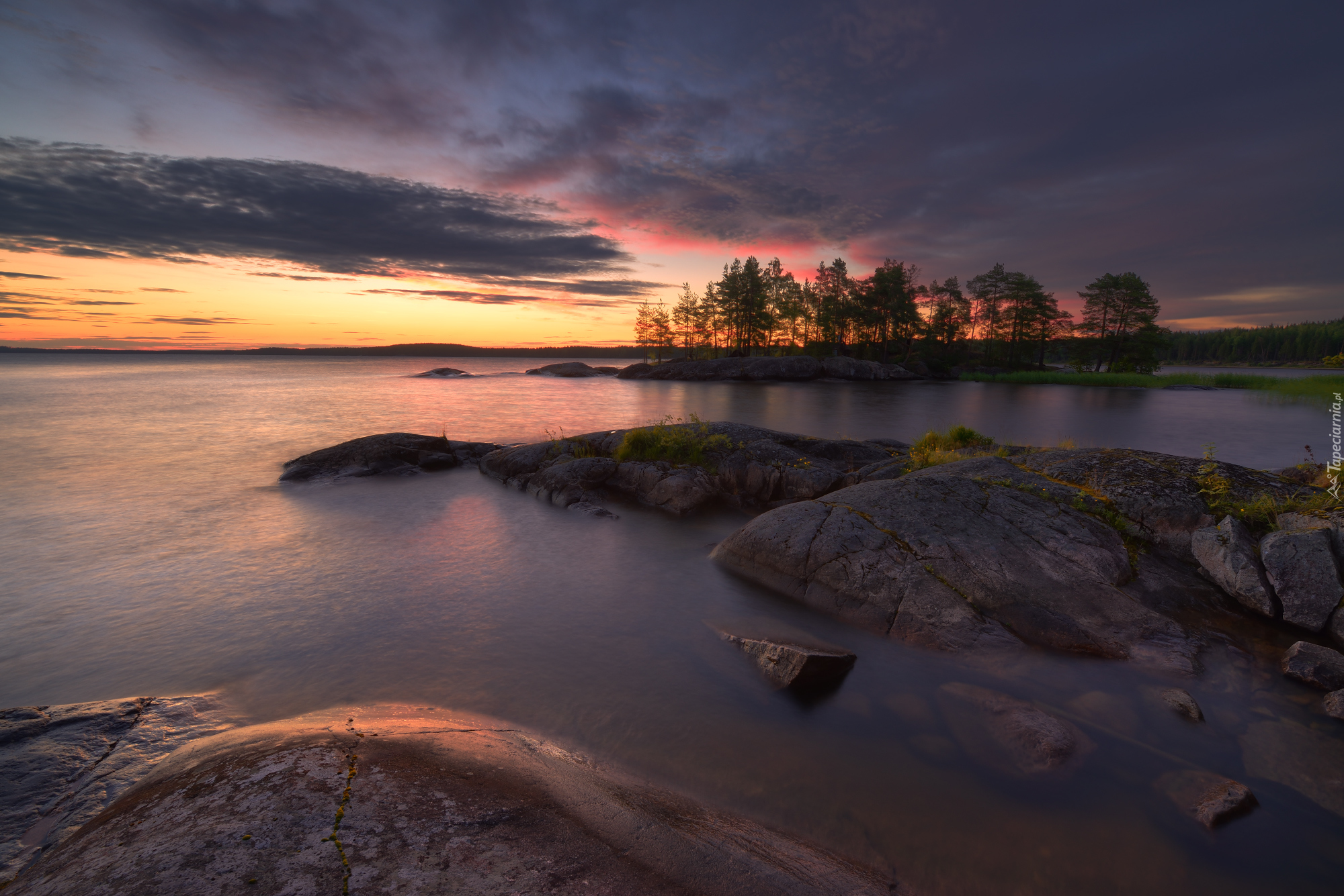 Jezioro Onega, Skały, Drzewa, Chmury, Zachód słońca, Karelia, Rosja