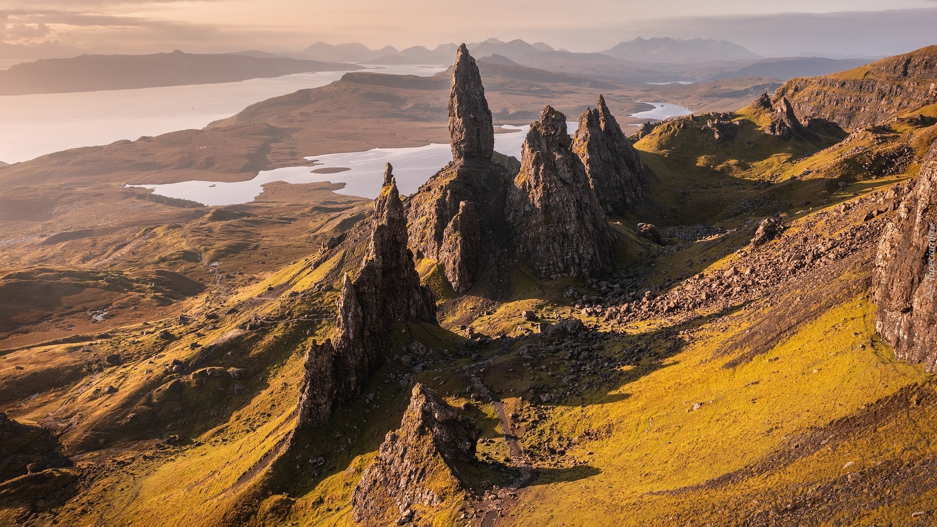 Szkocja, Wyspa Skye, Półwysep Trotternish, Wzgórze, The Storr, Skały, Jeziora