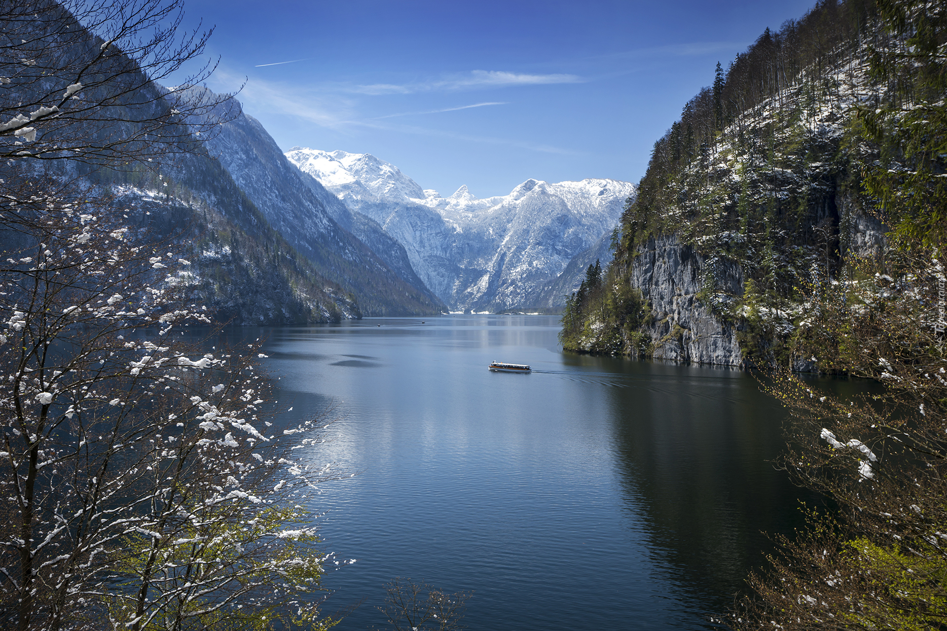 Jezioro Konigssee, Statek, Góry, Alpy, Drzewa, Park Narodowy Berchtesgaden, Bawaria, Niemcy