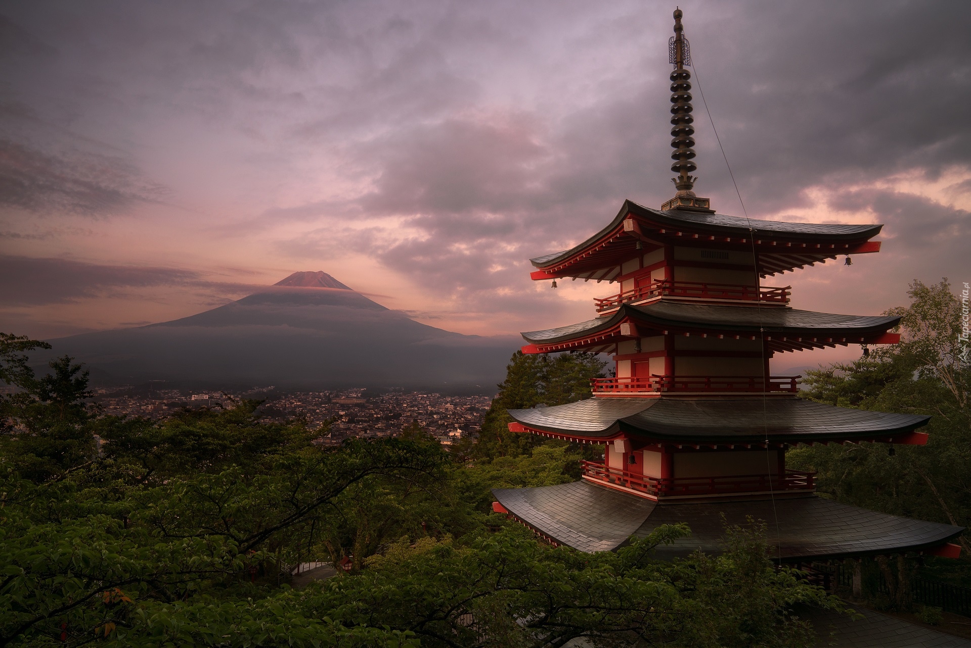 Świątynia Chureito Pagoda, Góra Fudżi, Stratowulkan, Drzewa, Zachód słońca, Miasto Fujiyoshida, Prefektura Yamanashi, Wyspa Honsiu, Japonia