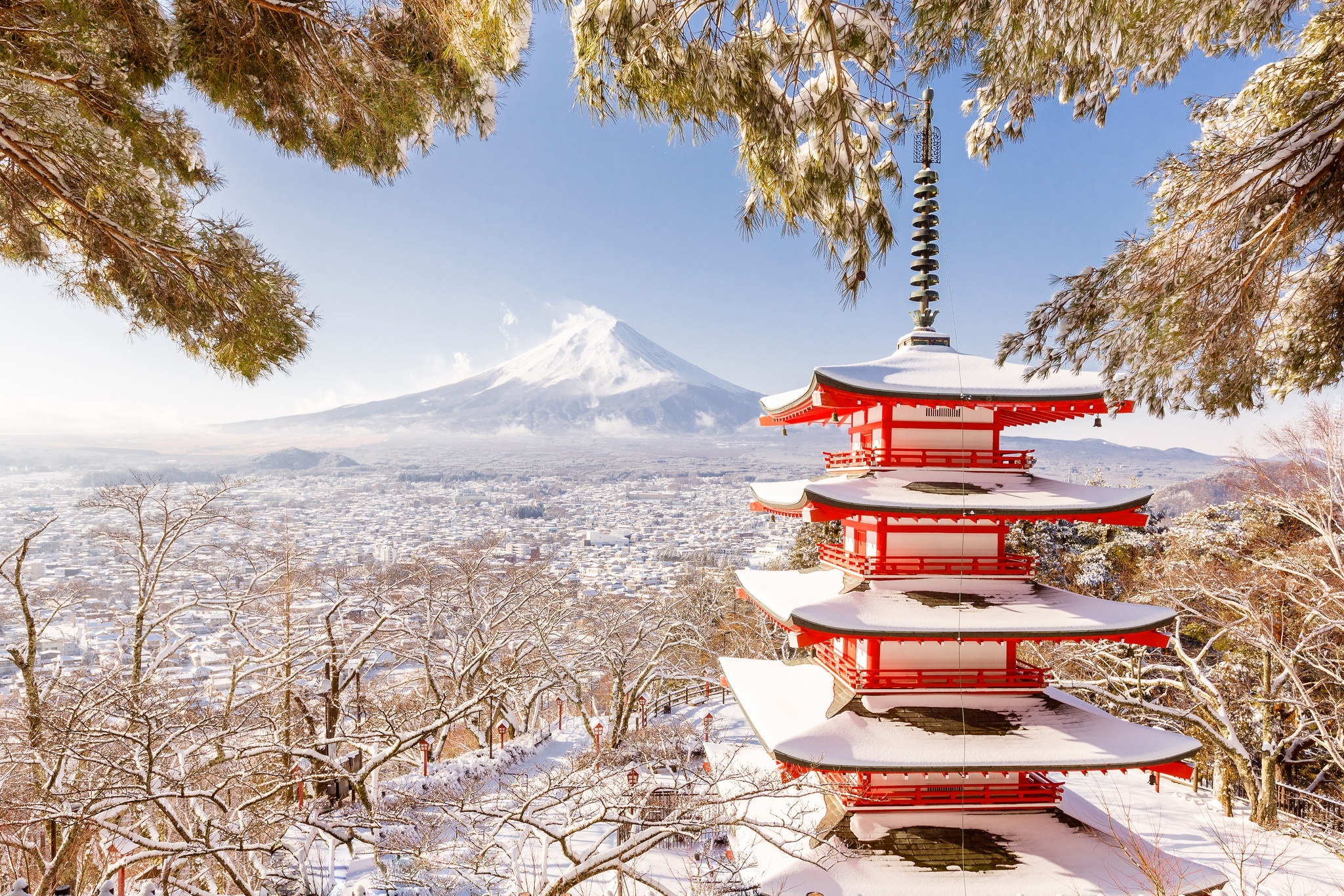 Japonia, Wyspa Honsiu, Prefektura Yamanashi, Miasto Fujiyoshida, Świątynia Chureito Pagoda, Góra Fudżi, Drzewa, Śnieg, Zima