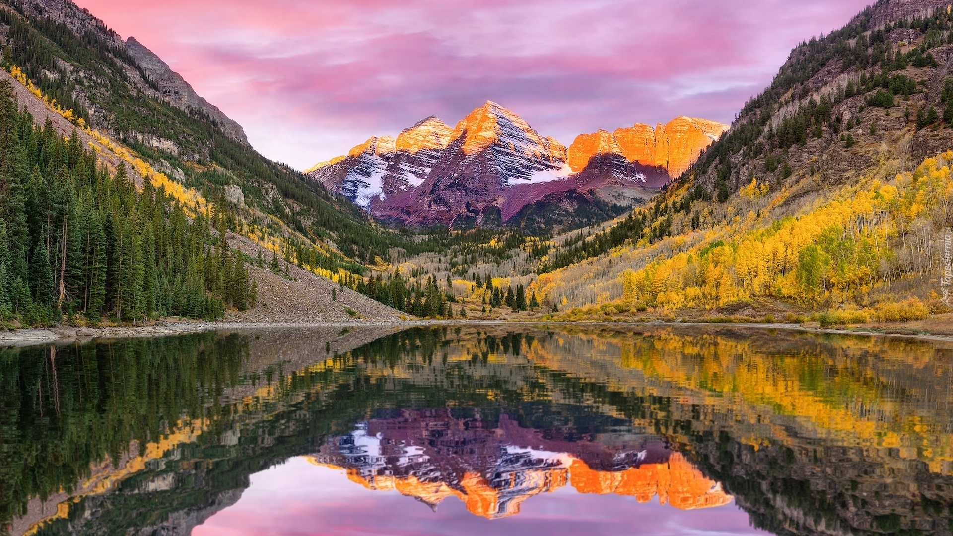 Góry Skaliste, Szczyty Maroon Bells, Jezioro Maroon Lake, Odbicie, Drzewa, Jesień, Kolorado, Stany Zjednoczone