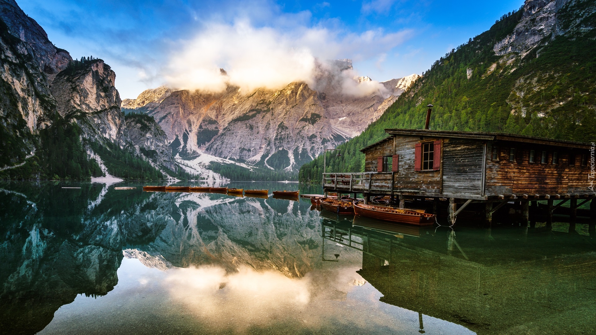 Włochy, Południowy Tyrol, Jezioro, Pragser Wildsee, Lago di Braies, Góry, Dolomity, Pomost, Drewniany, Domek, Łódki