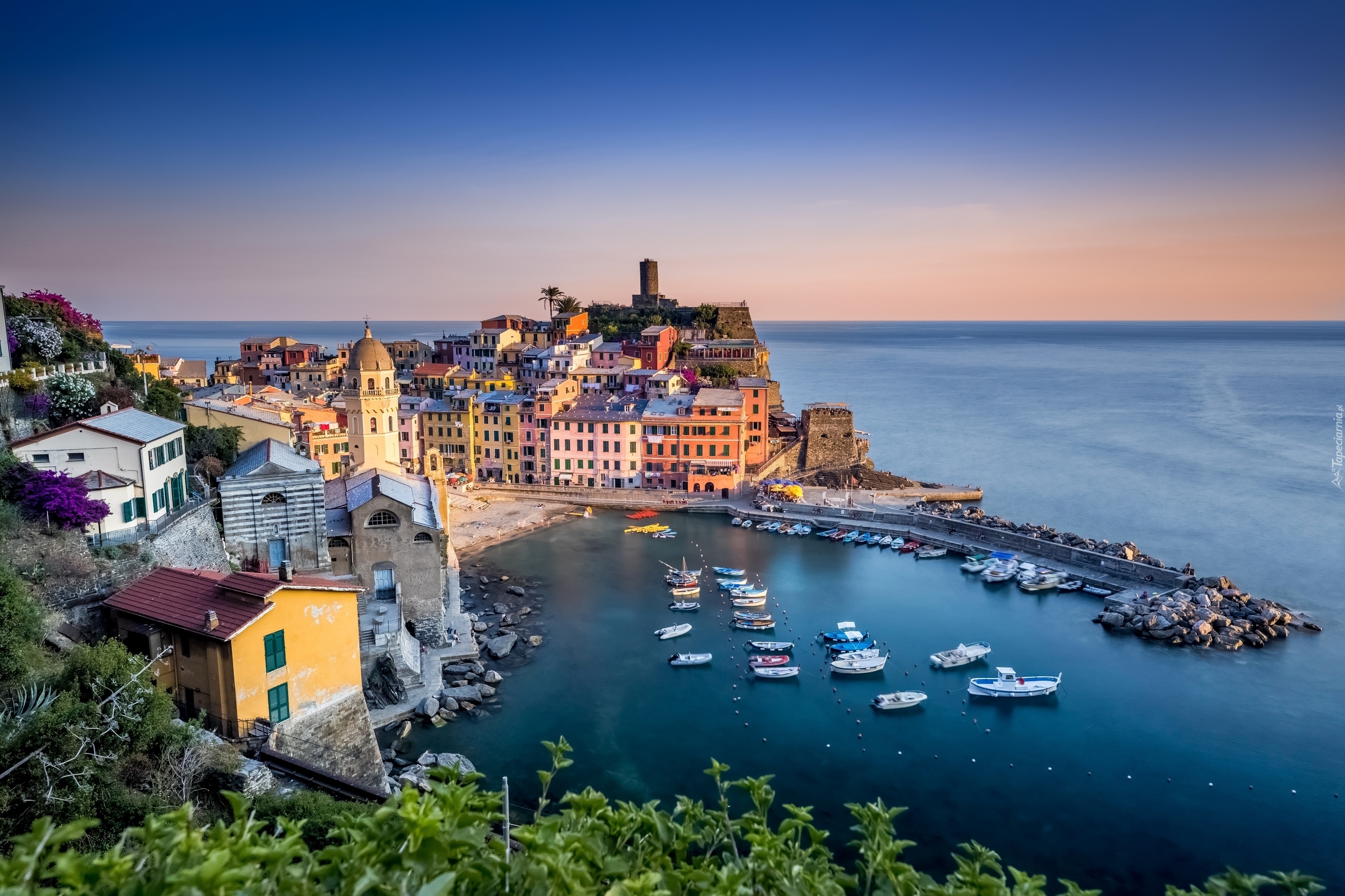 Vernazza, Morze, Domy, Łódki, Cinque Terre, Liguria, Włochy