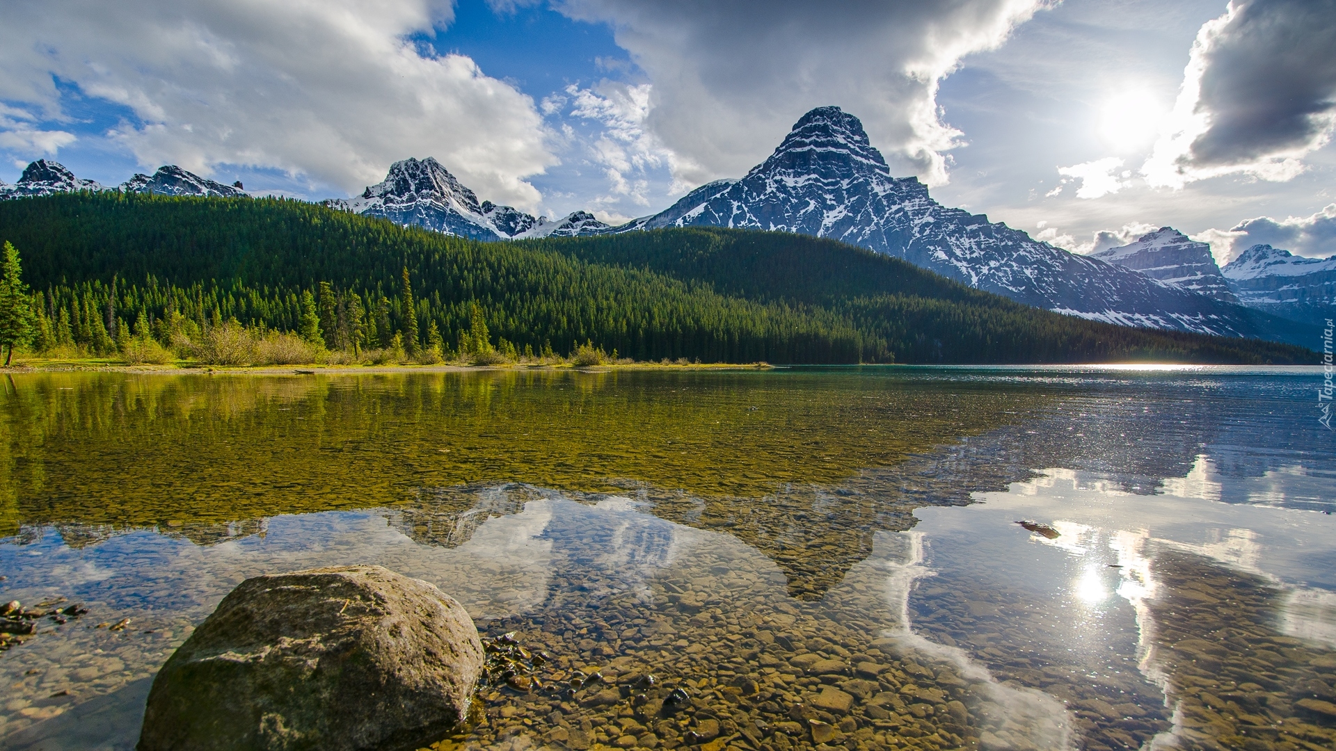 Kanada, Prowincja Alberta, Park Narodowy Banff, Jezioro Waterfowl Lake, Szczyt Mount Chephren, Góry, Las, Wschód słońca, Chmury, Kamienie
