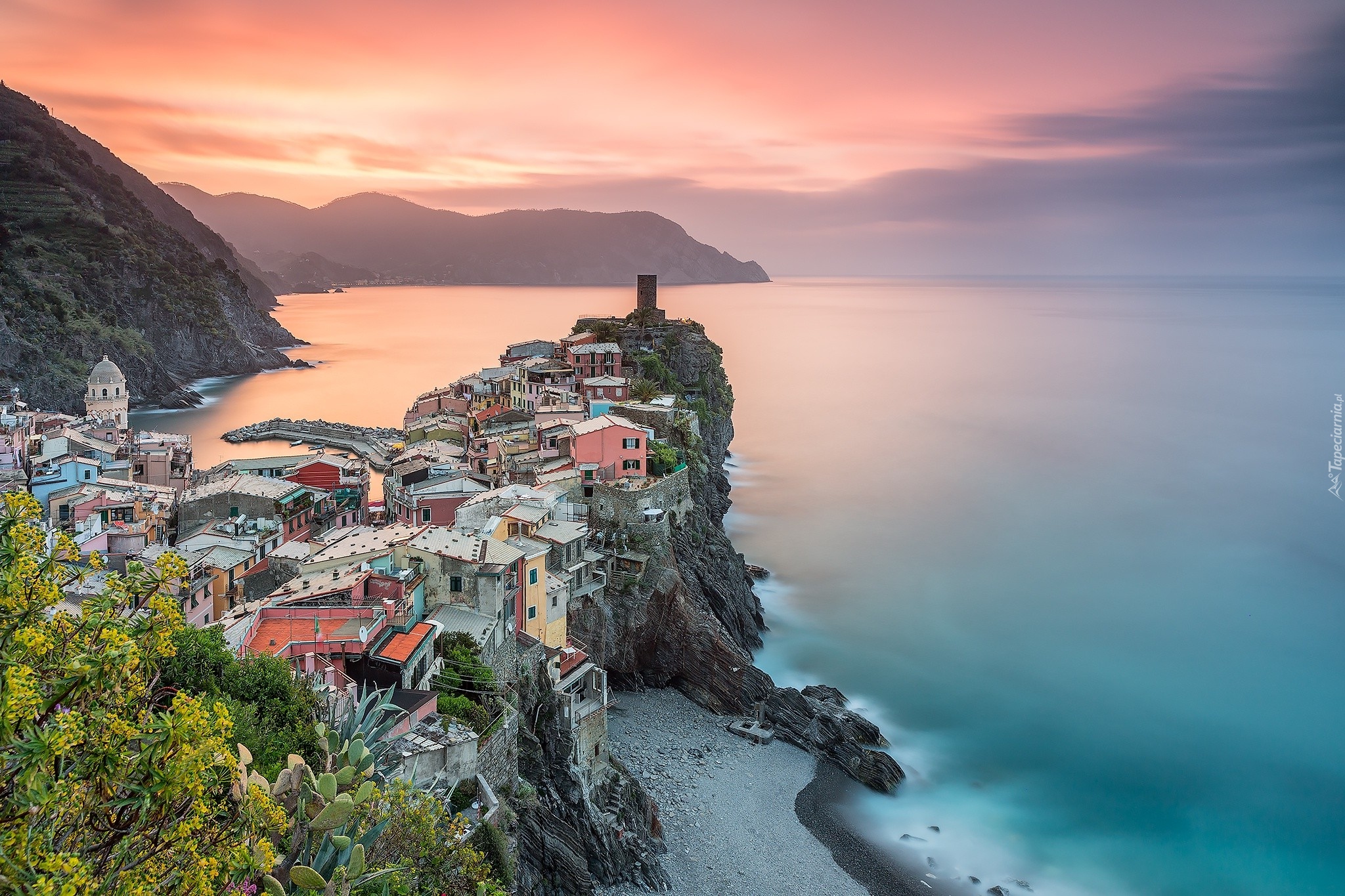 Włochy, Morze Liguryjskie, Vernazza, Skały, Zatoka, Zachód słońca, Domy, Góry, Roślinność