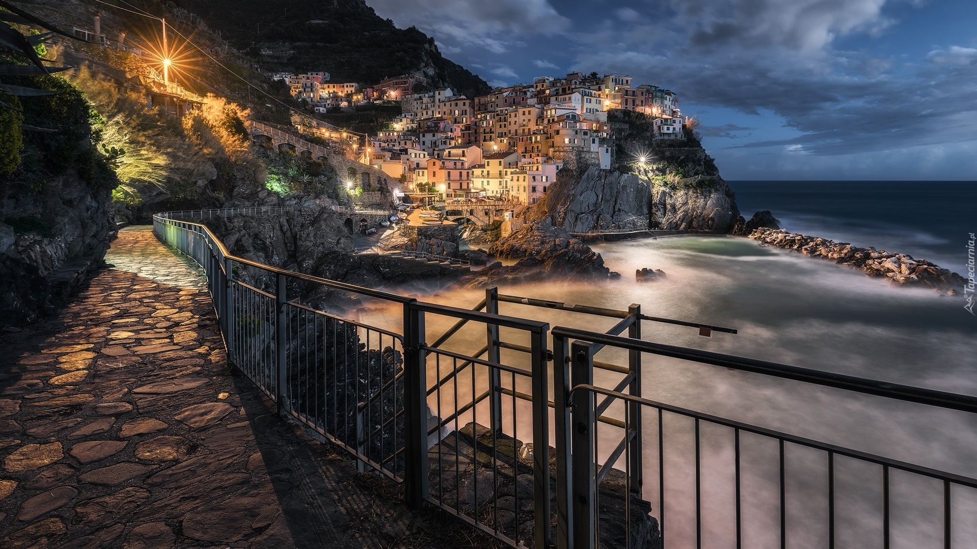 Włochy, Gmina Riomaggiore, Manarola, Cinque Terre, Morze Liguryjskie, Kolorowe, Domy, Światła, Noc, Chmury, Zatoka