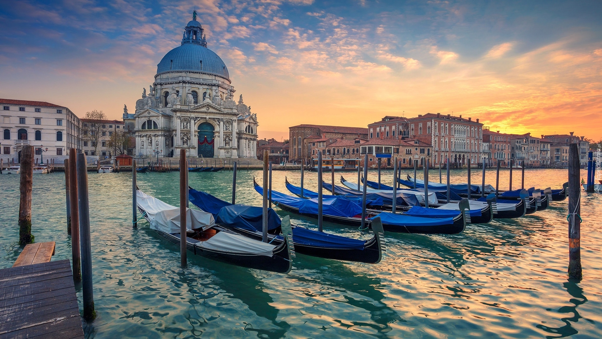 Włochy, Wenecja, Canal Grande, Bazylika Santa Maria della Salute,  Łodzie, Wschód słońca