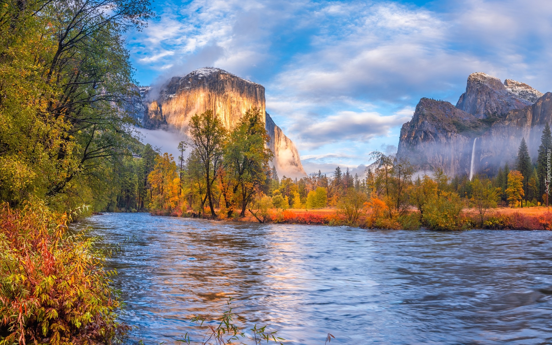 Stany Zjednoczone, Kalifornia, Park Narodowy Yosemite, Góry Sierra Nevada, Wodospad, Rzeka, Merced River, Drzewa, Jesień, Chmury