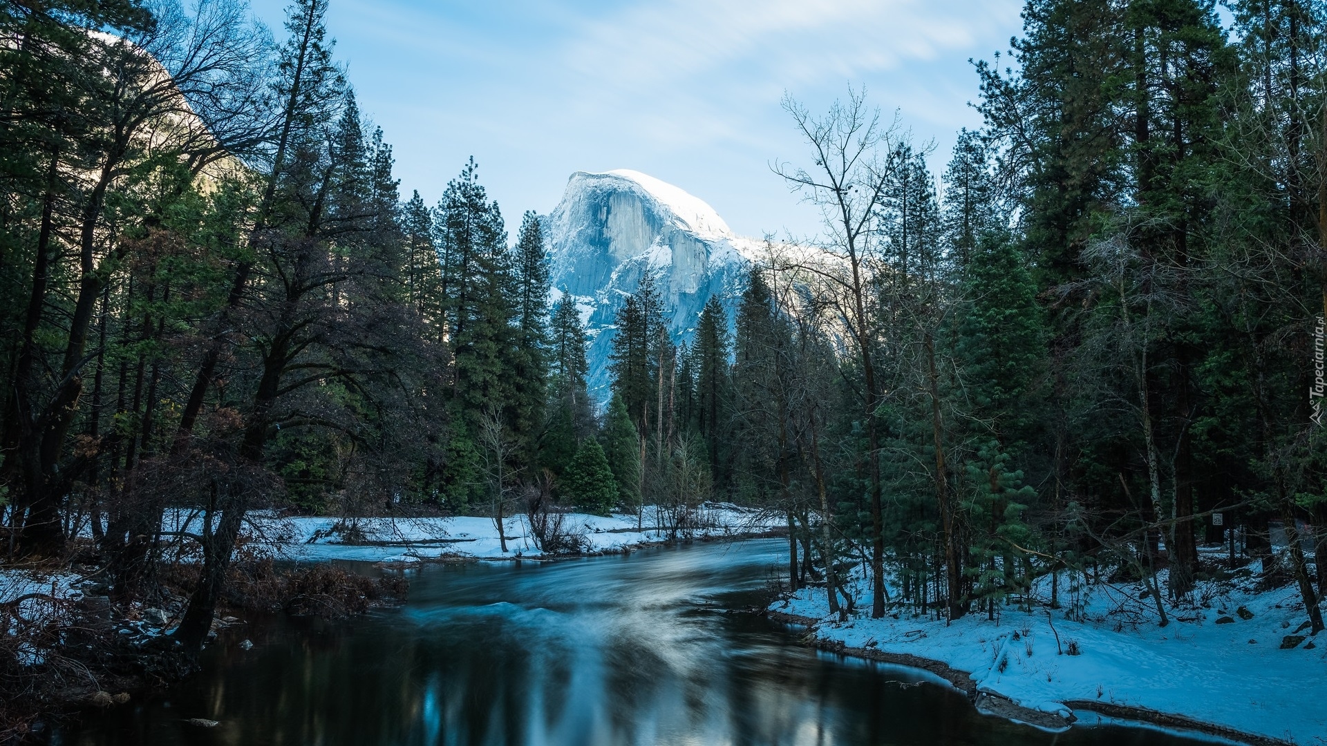 Góry, Szczyt Half Dome, Rzeka, Merced River, Śnieg, Drzewa, Park Narodowy Yosemite, Kalifornia, Stany Zjednoczone