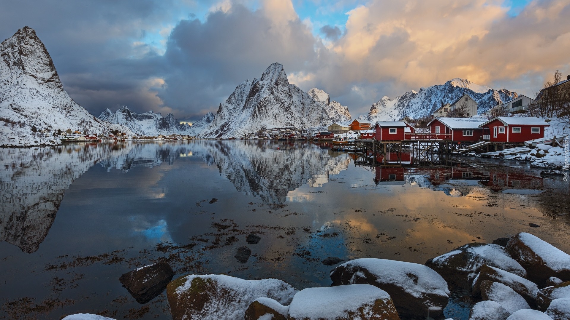 Norwegia, Lofoty, Wioska Reine, Czerwone, Domki, Góry, Chmury, Zima