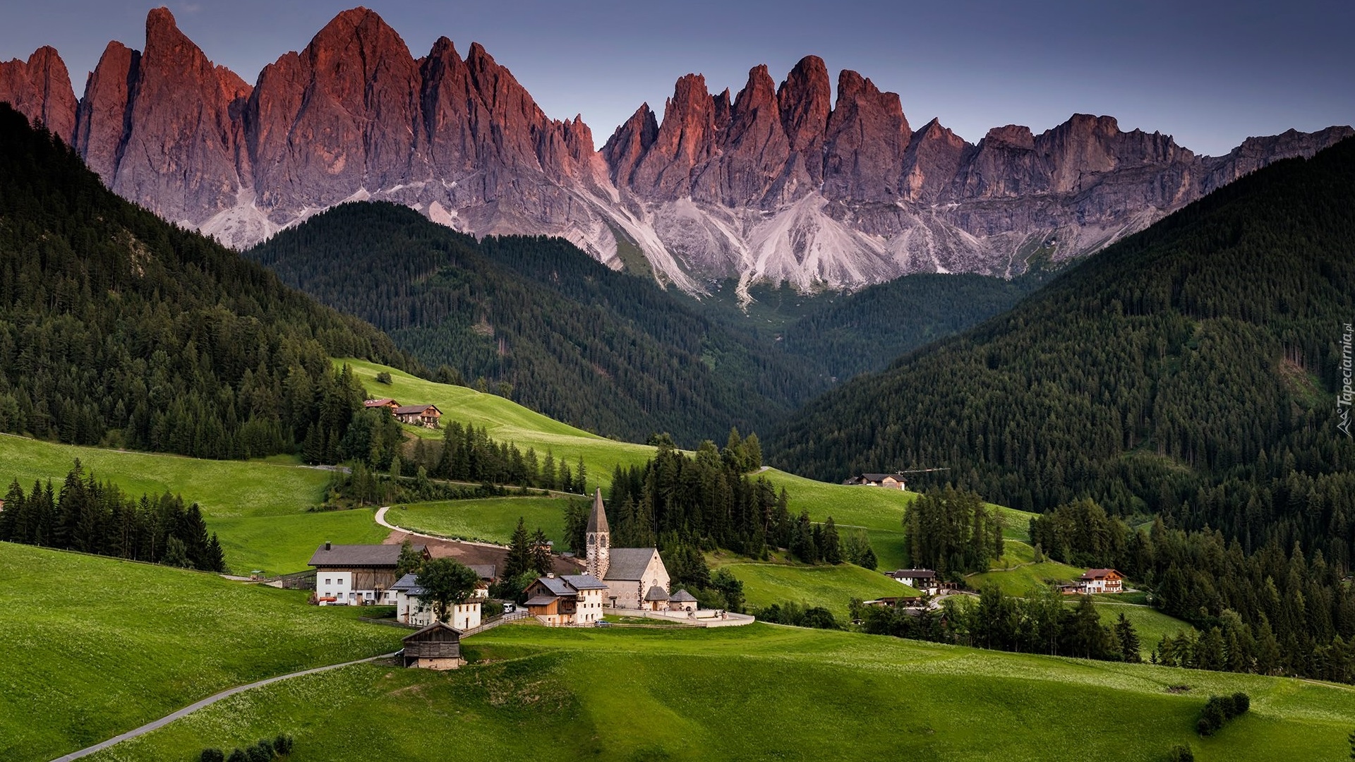 Włochy, Dolomity, Dolina Val di Funes, Wieś, Santa Maddalena, Domy, Kościół, Góry, Masyw Odle, Lasy, Drzewa