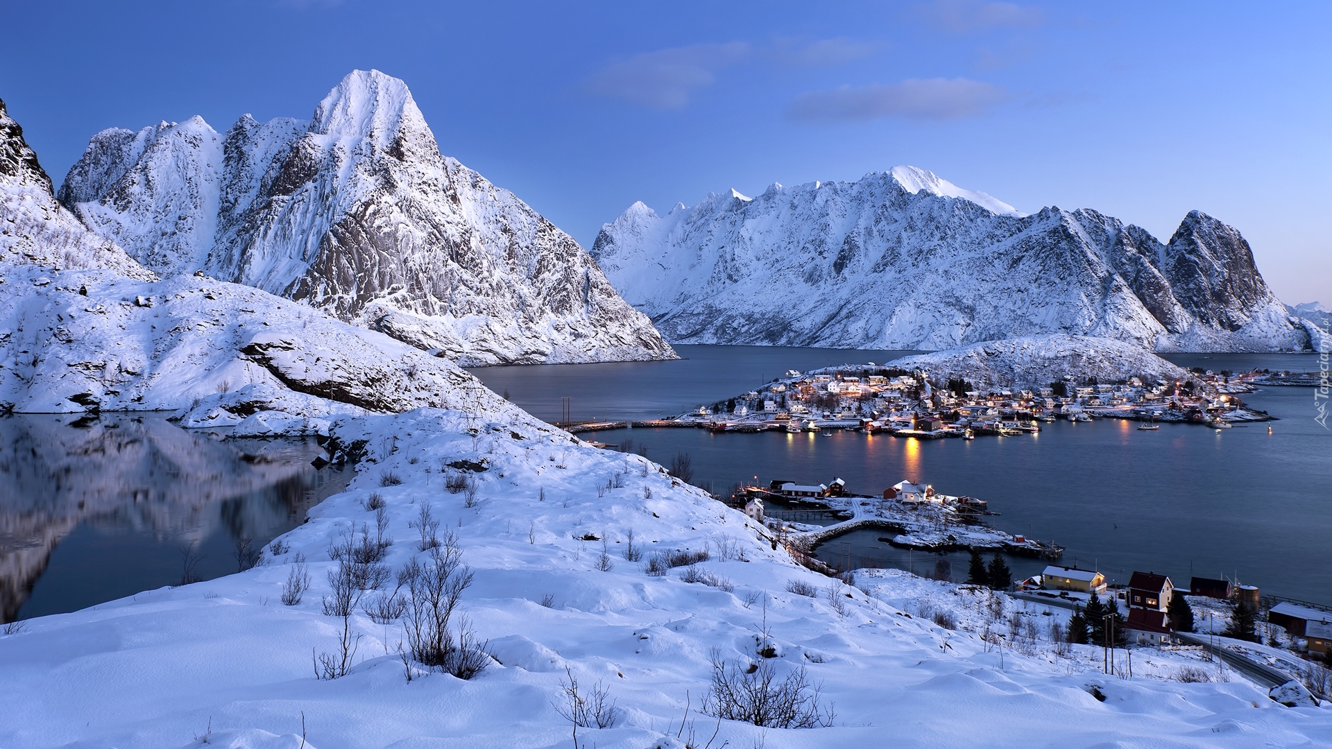 Norwegia, Lofoty, Wyspa Moskenesoya, Wieś Reine, Morze Norweskie Zima, Domy, Góry