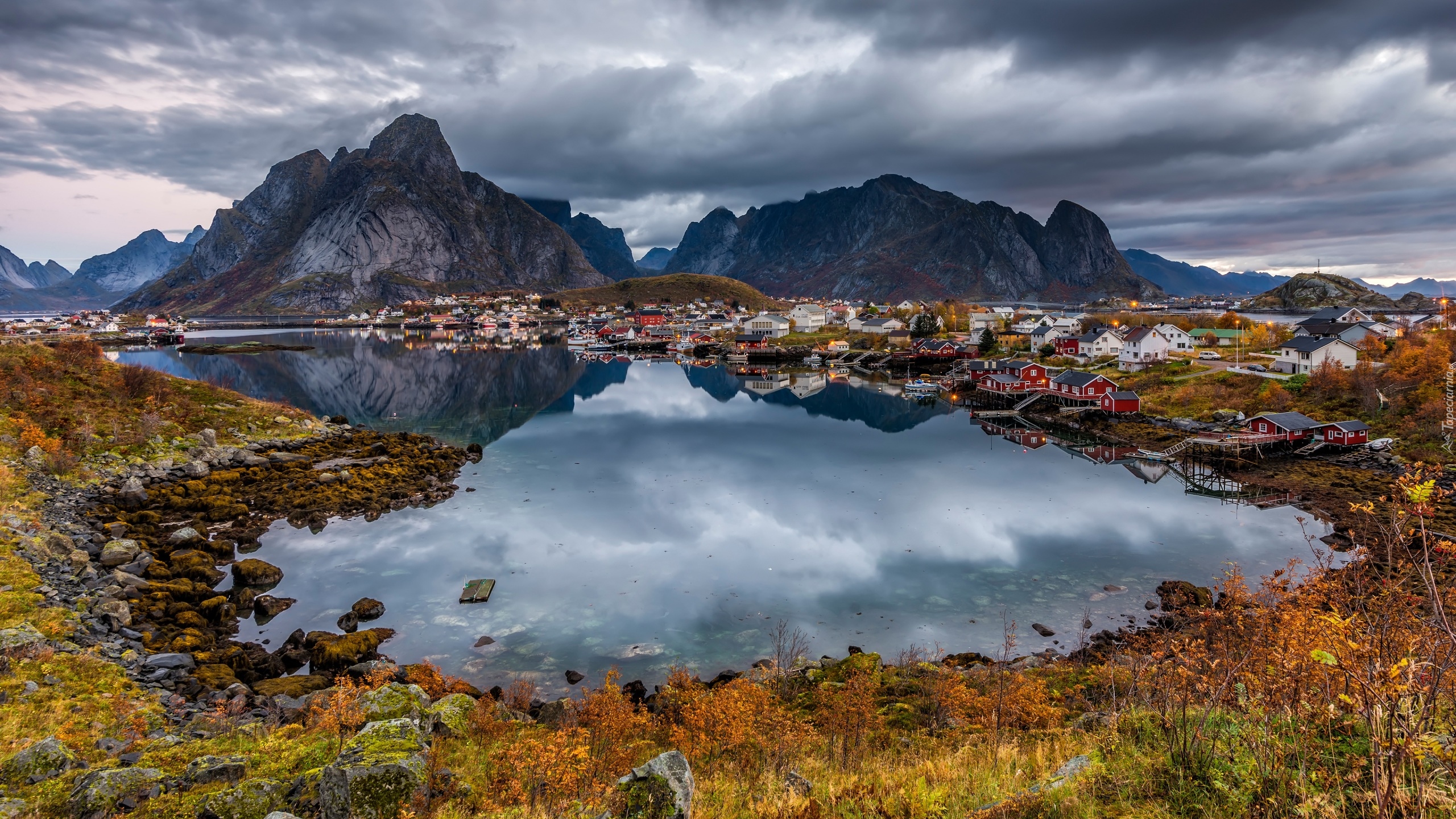 Wyspa Moskenesoya, Wioska Reine, Morze Norweskie, Góry, Lofoty, Norwegia