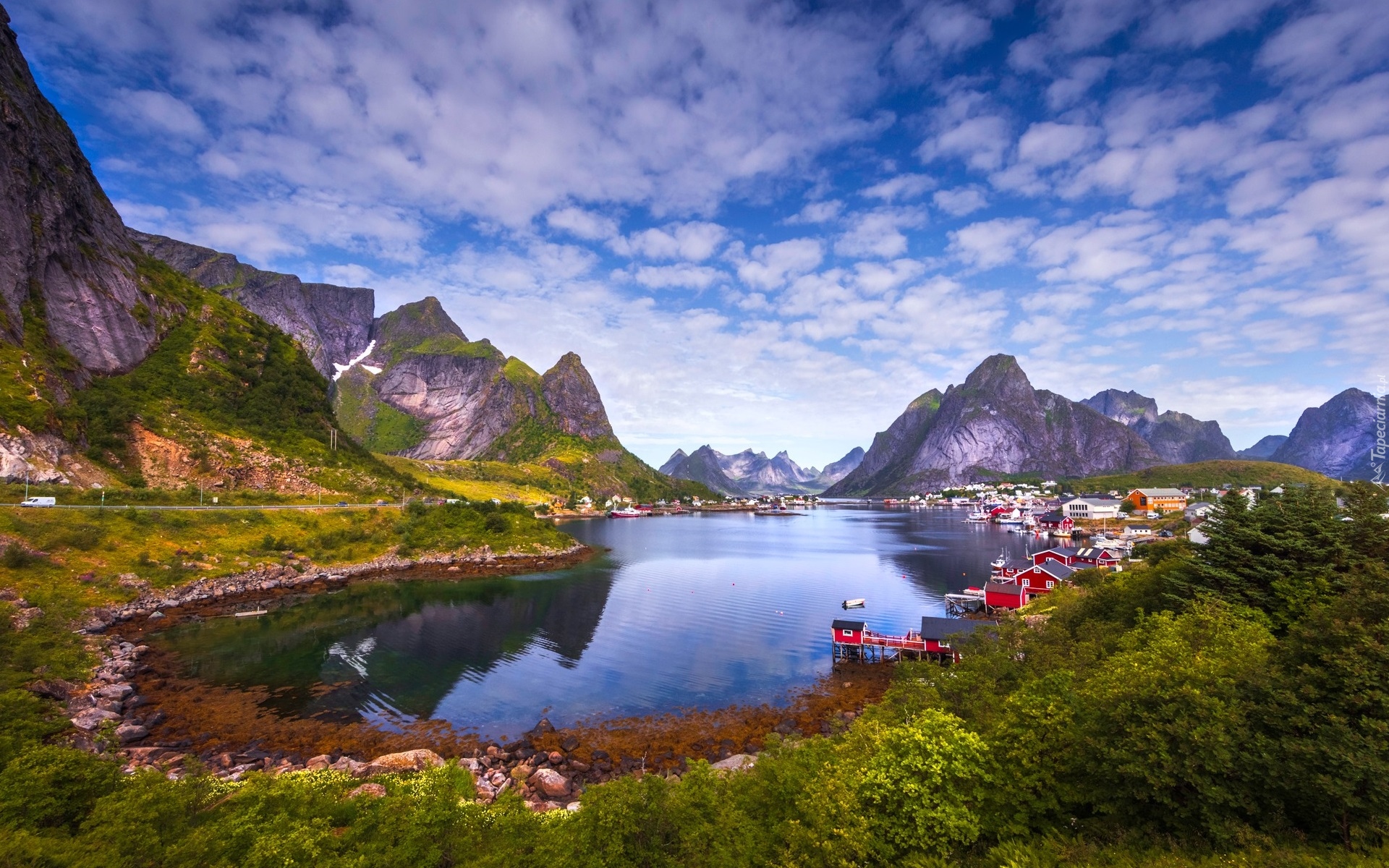 Norwegia, Lofoty, Wyspa Moskenesoya, Wioska Reine, Morze Norweskie Skały, Domy, Góry, Drzewa, Chmury