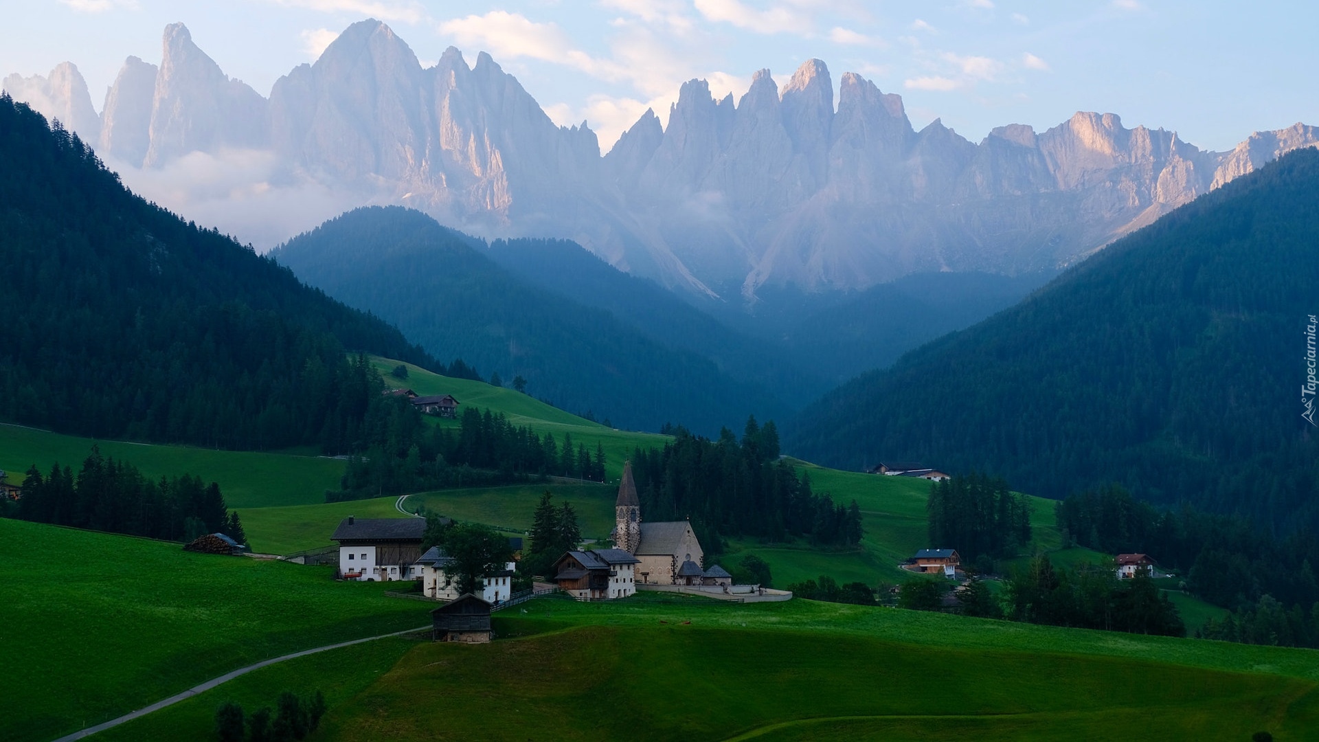 Włochy, Południowy Tyrol, Góry, Dolomity, Wieś, Santa Maddalena, Mgła, Poranek, Domy, Kościół