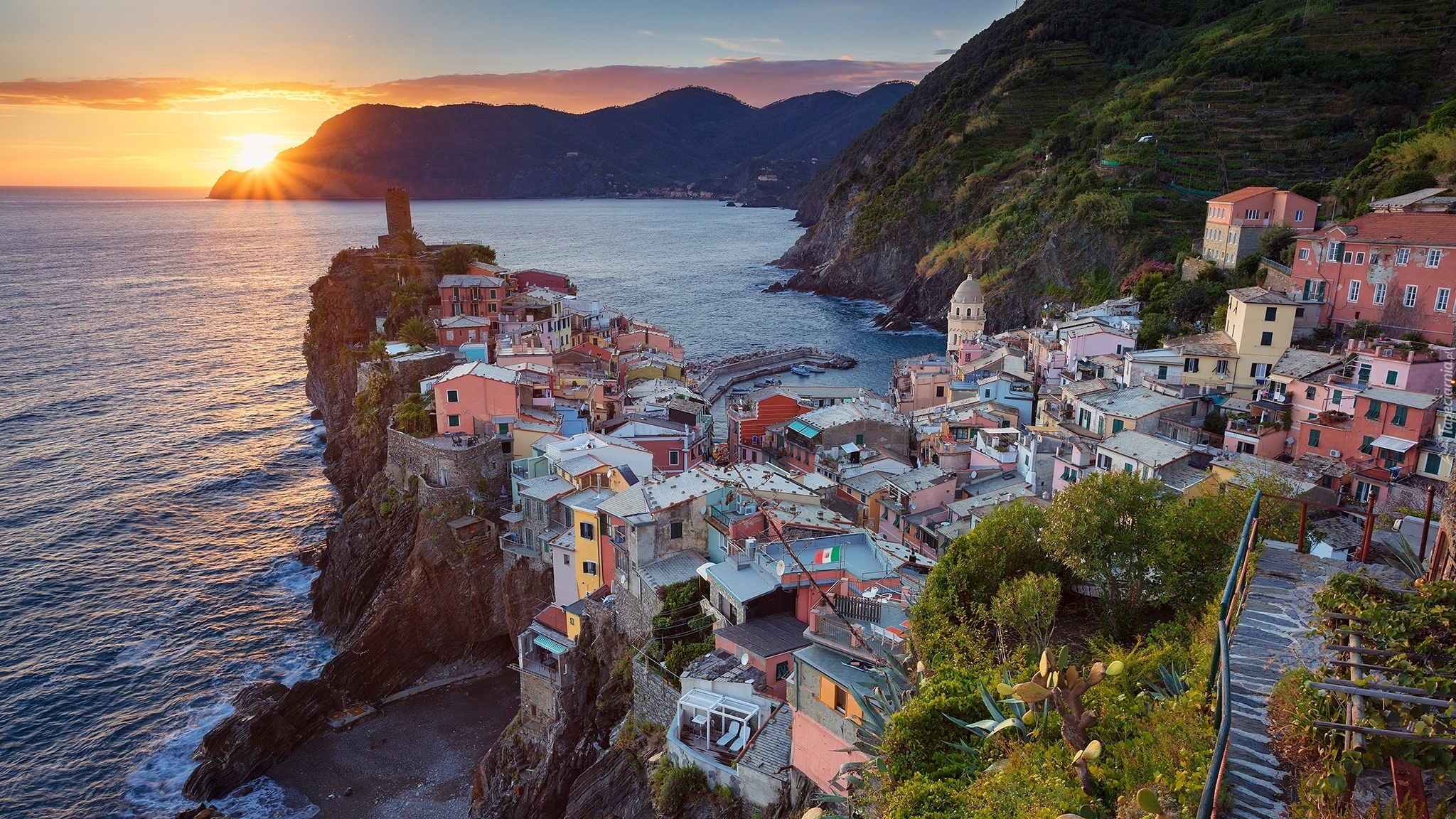 Włochy, Prowincja La Spezia, Miejscowość Vernazza, Morze Liguryjskie, Riviera di Levante, Morze, Zatoka, Skały, Domy, Wschód słońca, Wzgórza
