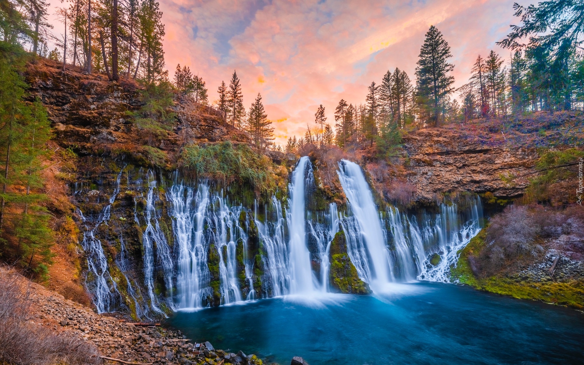 Wodospad, Burney Falls, Skały, Jesień, Drzewa, Park Stanowy McArthur Burney Falls, Kalifornia, Stany Zjednoczone