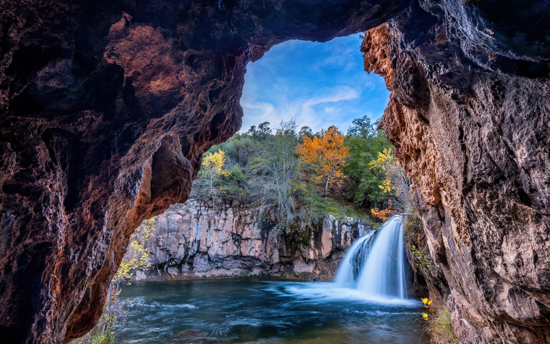 Skały, Wodospad, Fossil Creek Waterfall, Grota, Jaskinia, Fossil Falls Grotto, Drzewa, Arizona, Stany Zjednoczone