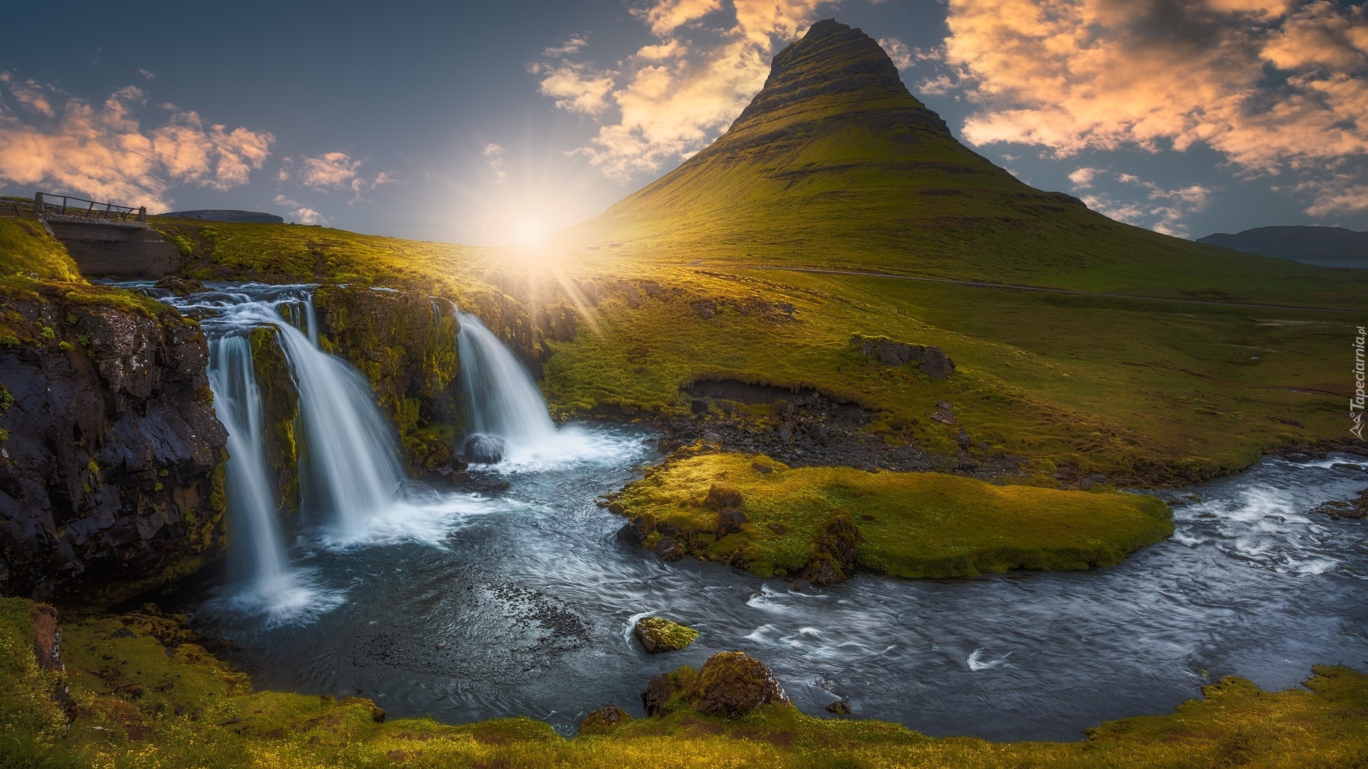 Islandia, Półwysep Snaefellsnes, Góra Kirkjufell, Wodospad Kirkjufellsfoss, Rzeka, Promienie słońca, Chmury