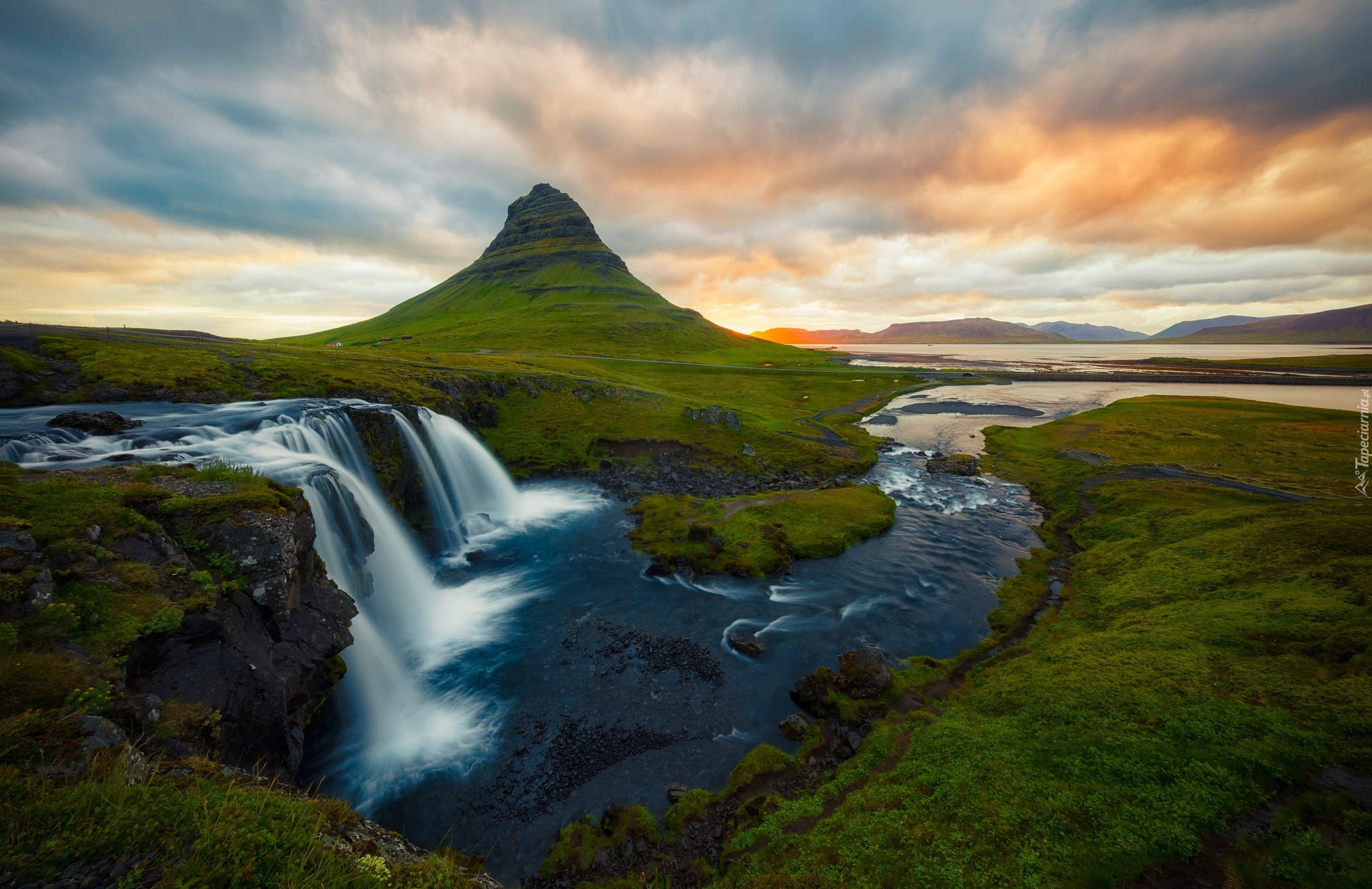  Islandia, Półwysep Snaefellsnes, Wodospad Kirkjufellsfoss, Góra Kirkjufell, Chmury