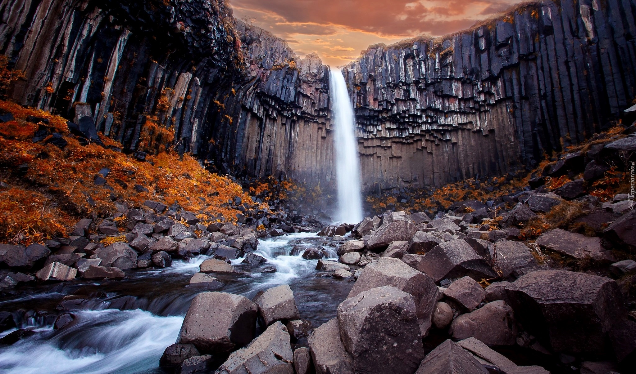 Islandia, Park Narodowy Vatnajokull, Skaftafell, Wodospad Svartifoss, Skały, Kamienie