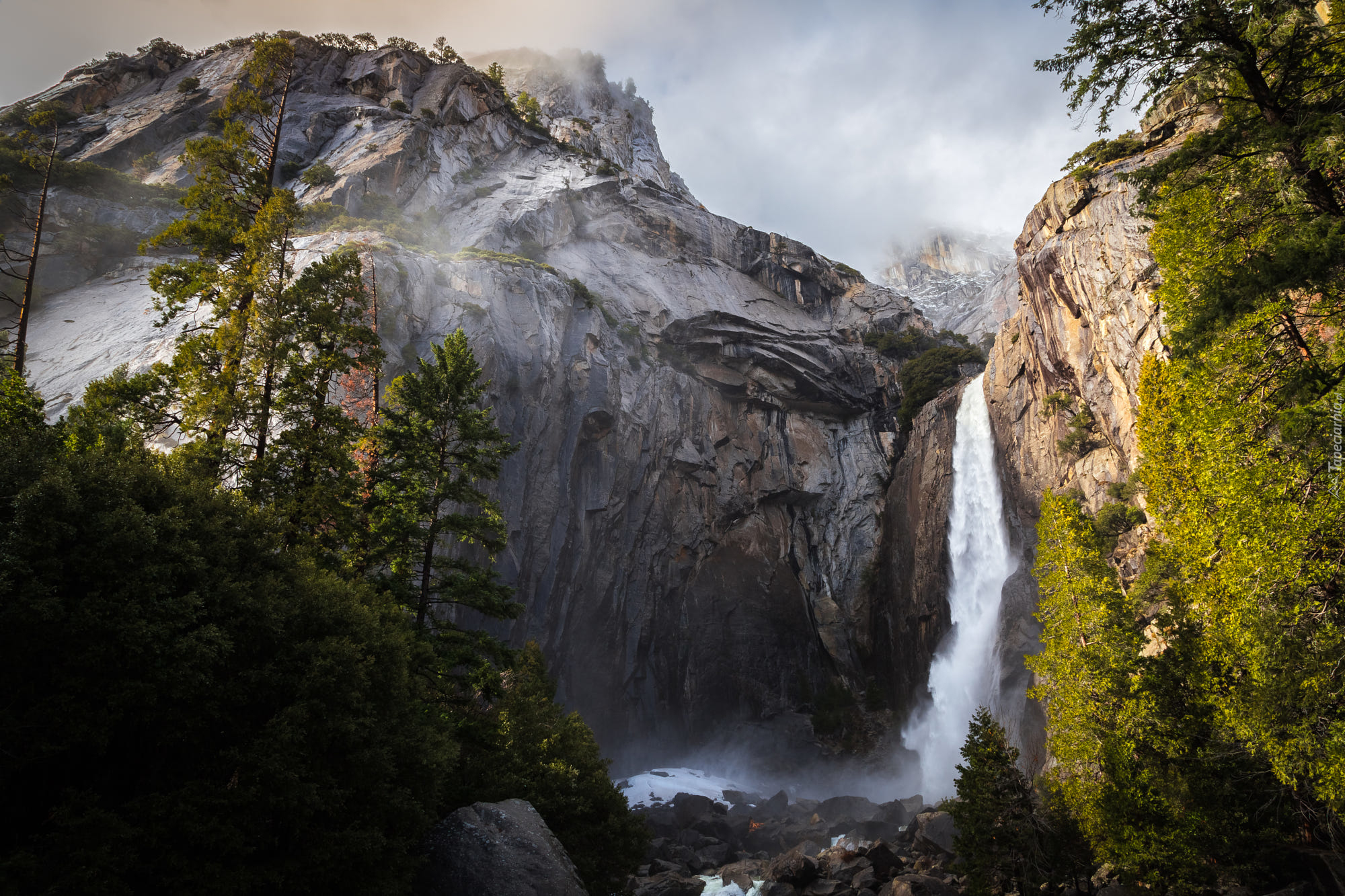 Stany Zjednoczone, Stan Kalifornia, Park Narodowy Yosemite,  Wodospad Yosemite, Góry