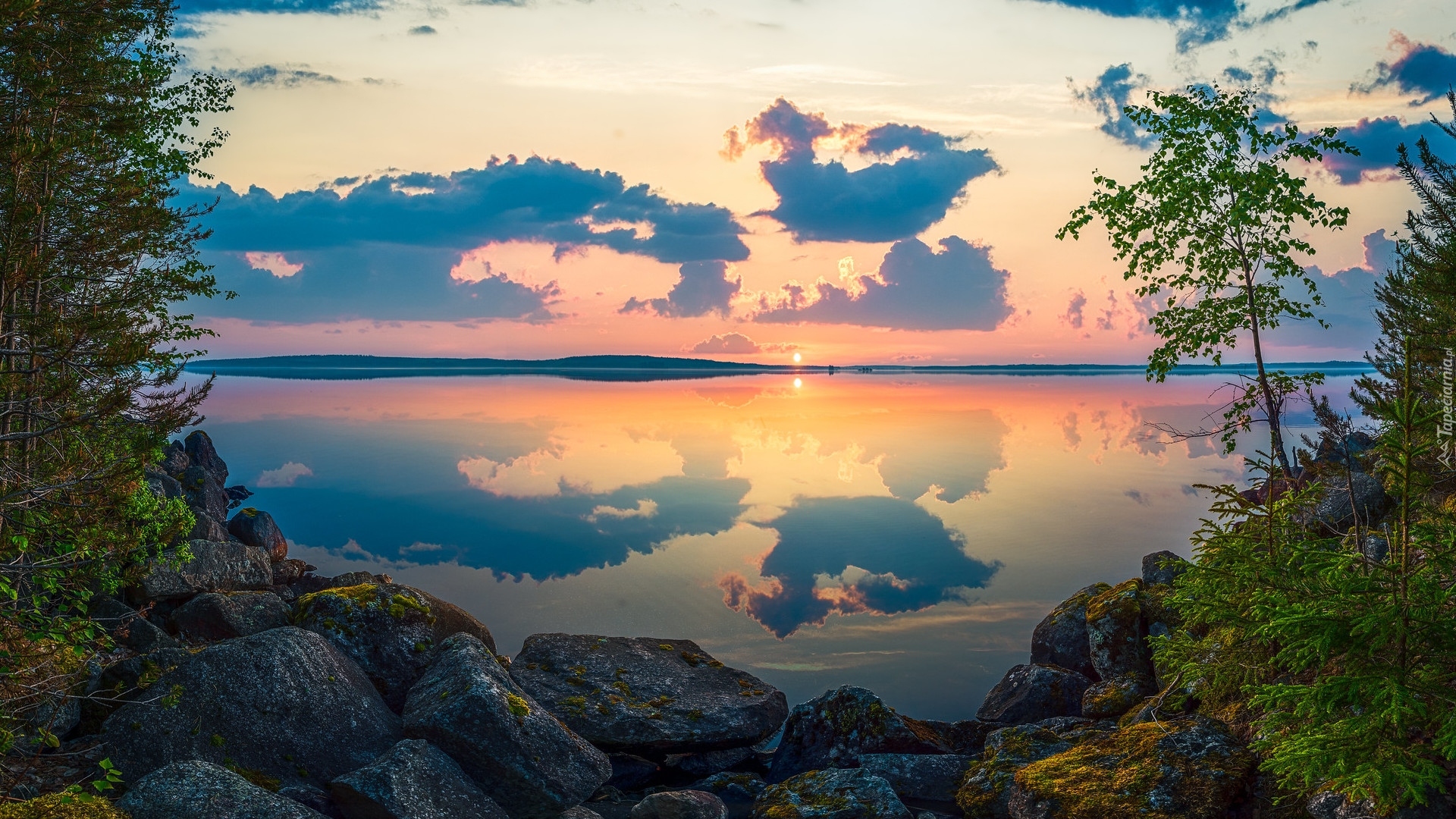 Wschód słońca, Jezioro, Lake Kiantajarvi, Chmury, Odbicie, Kamienie, Drzewa, Region Kainuu, Finlandia