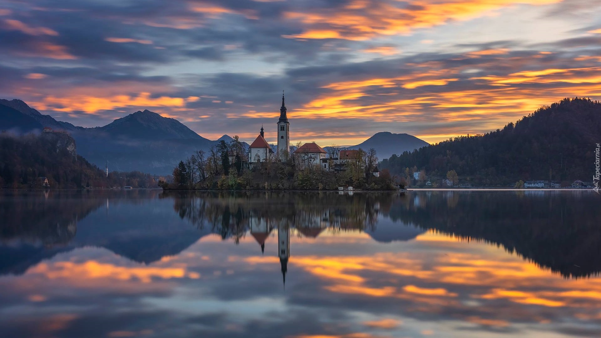 Słowenia, Jezioro Bled, Wyspa Blejski Otok, Kościół Zwiastowania Marii Panny, Góry, Alpy Julijskie, Zachód słońca, Chmury, Odbicie