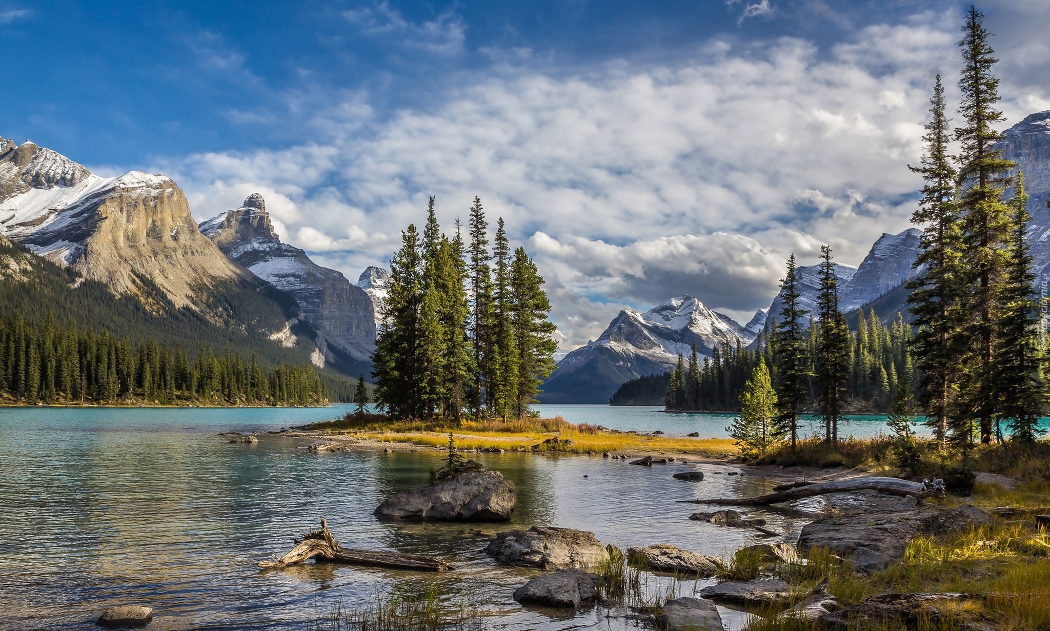 Kanada, Park Narodowy Jasper, Góry, Jezioro Maligne, Wyspa Ducha, Chmury, Drzewa, Kamienie