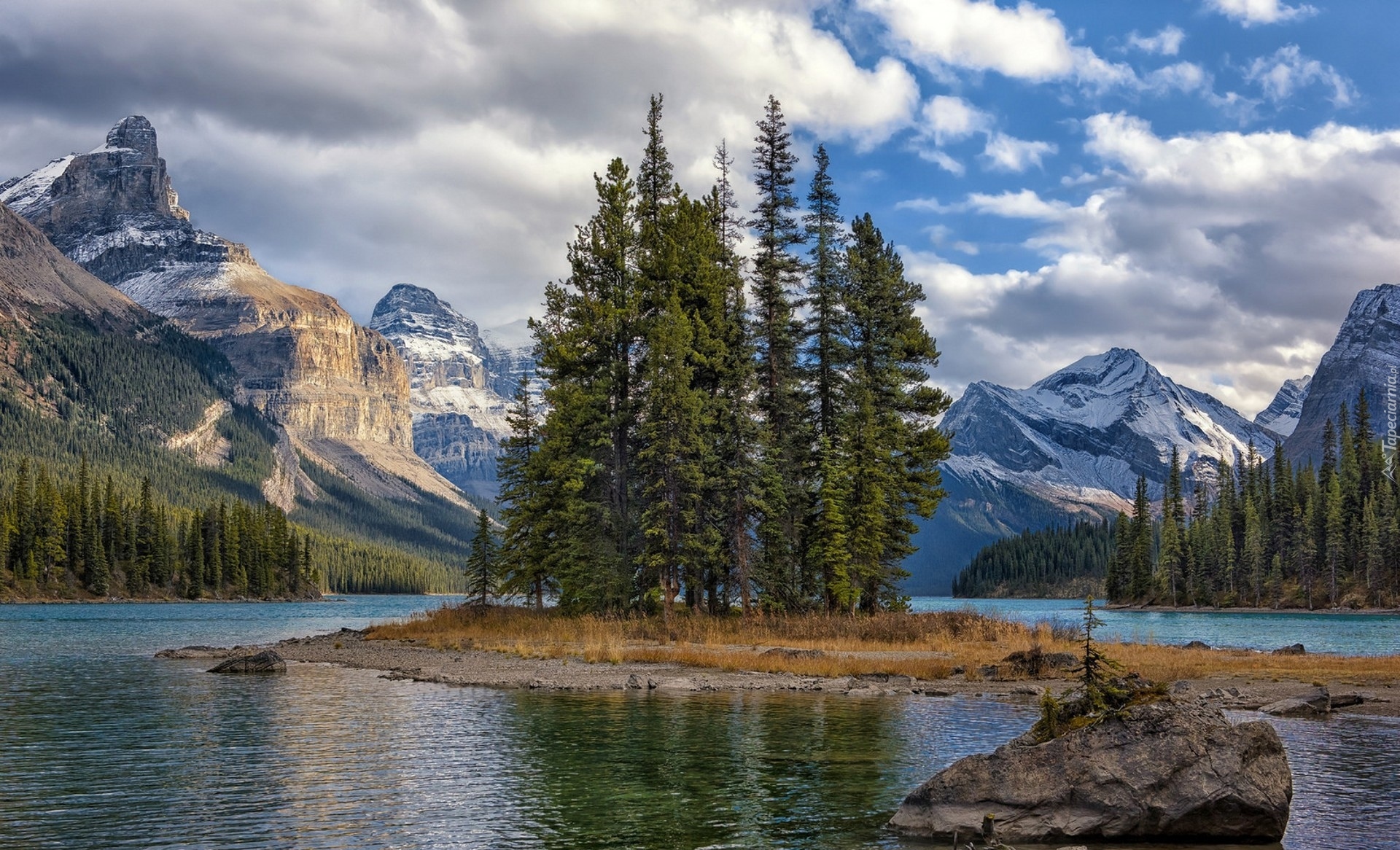 Kanada, Park Narodowy Jasper, Góry, Jezioro Maligne, Wyspa Ducha, Chmury, Drzewa