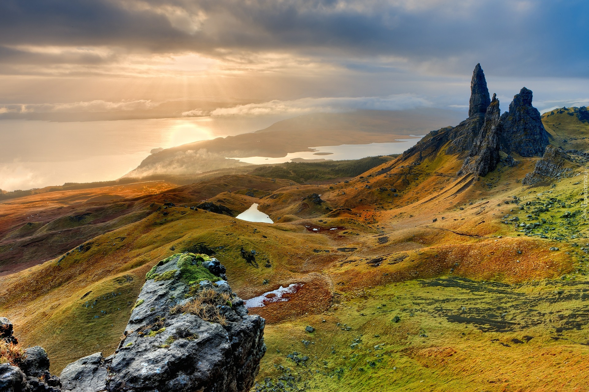 Szkocja, Wyspa Skye, Morze, Doliny, Wzgórze The Storr, Skały, Jezioro, Wschód słońca