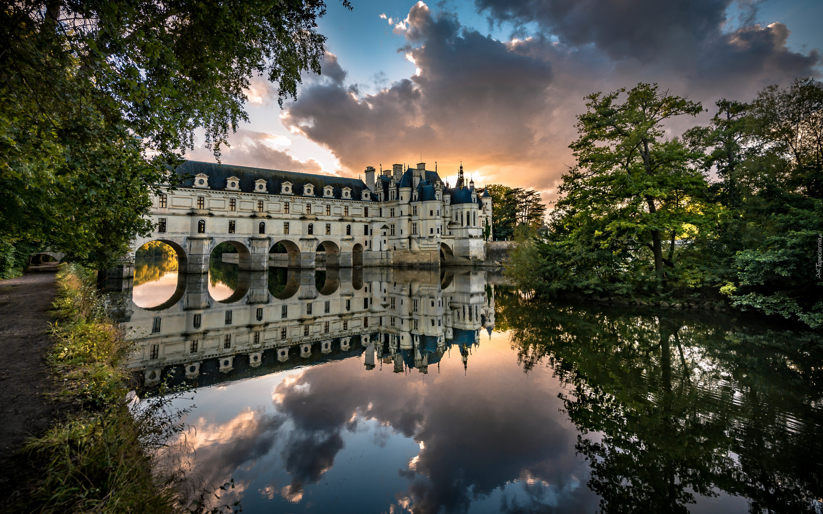 Zamek, Chateau de Chenonceau, Park, Rzeka Cher, Odbicie, Ścieżka, Drzewa, Chmury, Zachód słońca, Francja